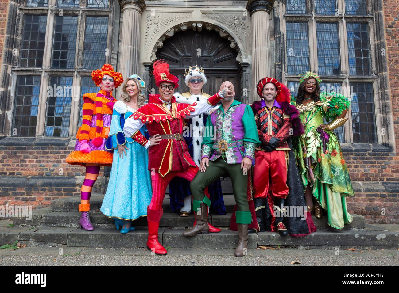 Birmingham, Regno Unito. 23 settembre 2025. La celebrità televisiva GOK Wan è in umore giocoso alla chiamata ufficiale di lancio della pantomima Robin Hood ad Aston Hall, Birmingham. Lo spettacolo che si svolge all'ippodromo di Birmingham a dicembre vede GOK Wan nel ruolo di "GOK" Scarlet, Matt Slack nel ruolo di Robin Hood, Faye Tozer nel ruolo di Maid Marion e Matt Cardle nel ruolo dello sceriffo di Nottingham. La formazione di tutte le stelle è completata da Andrew Ryan nel ruolo di Henrietta Hood, Sandra Marvin nel ruolo di Spirit of Sherwood e Christopher Biggins, il re della pantomima, che fa un'apparizione speciale nel ruolo di Re Richard. Crediti: Peter Lopeman/Alamy Live News Foto Stock