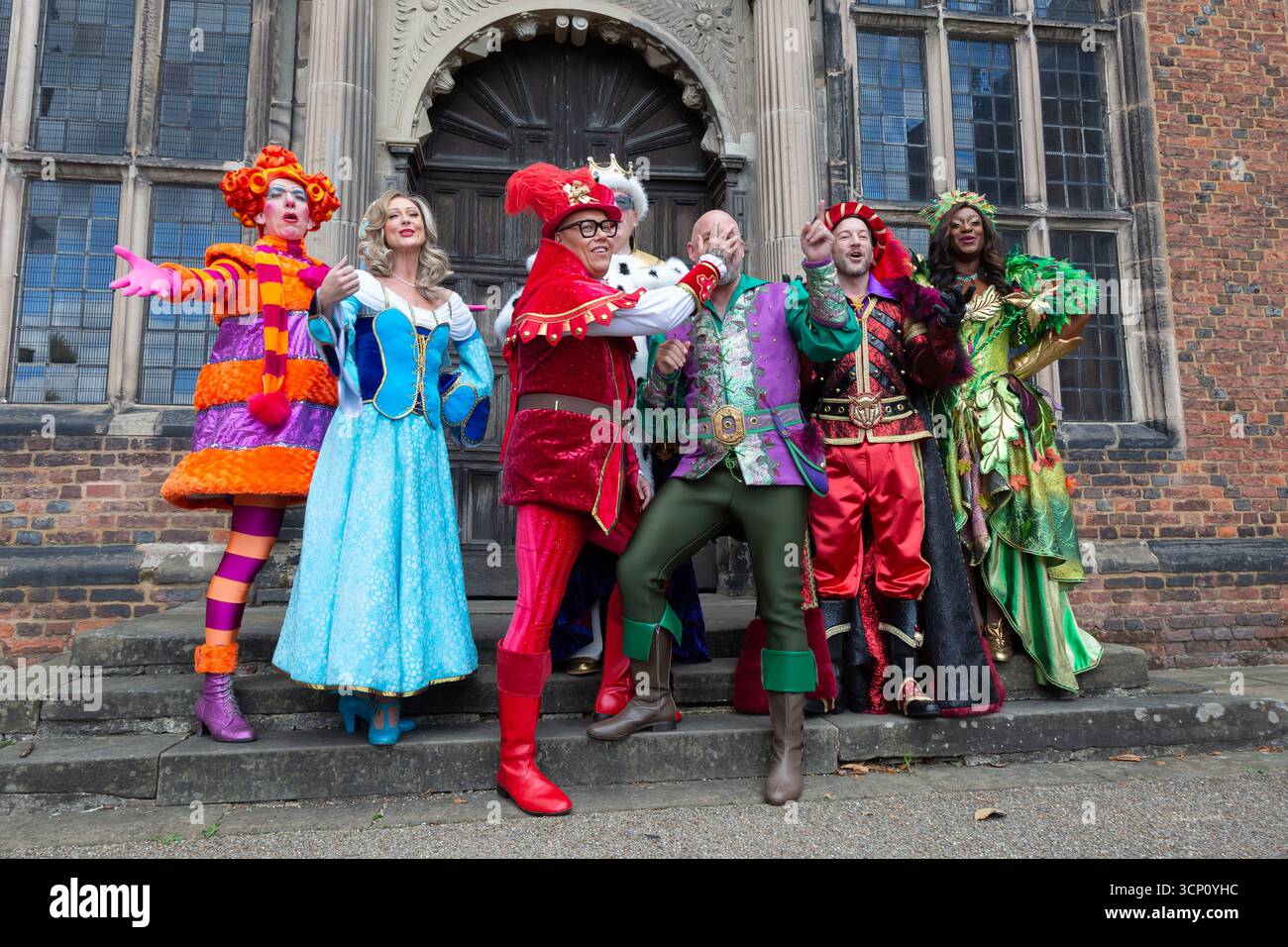 Birmingham, Regno Unito. 23 settembre 2025. La celebrità televisiva GOK Wan è in umore giocoso alla chiamata ufficiale di lancio della pantomima Robin Hood ad Aston Hall, Birmingham. Lo spettacolo che si svolge all'ippodromo di Birmingham a dicembre vede GOK Wan nel ruolo di "GOK" Scarlet, Matt Slack nel ruolo di Robin Hood, Faye Tozer nel ruolo di Maid Marion e Matt Cardle nel ruolo dello sceriffo di Nottingham. La formazione di tutte le stelle è completata da Andrew Ryan nel ruolo di Henrietta Hood, Sandra Marvin nel ruolo di Spirit of Sherwood e Christopher Biggins, il re della pantomima, che fa un'apparizione speciale nel ruolo di Re Richard. Crediti: Peter Lopeman/Alamy Live News Foto Stock