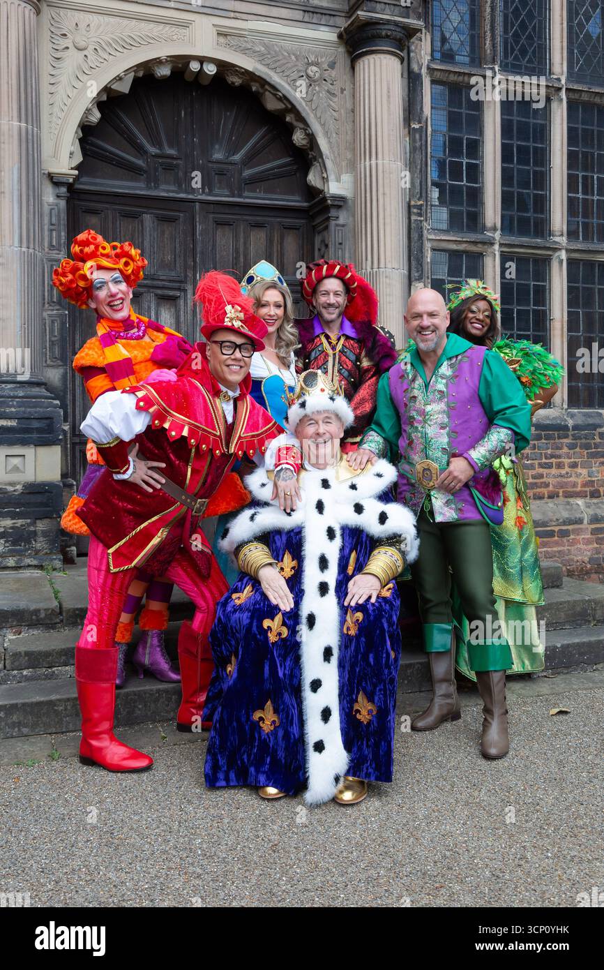 Birmingham, Regno Unito. 23 settembre 2025. Il cast della pantomima Robin Hood si riunisce per la chiamata ufficiale di lancio ad Aston Hall, Birmingham. Lo spettacolo che si svolge all'ippodromo di Birmingham a dicembre vede GOK Wan nel ruolo di "GOK" Scarlet, Matt Slack nel ruolo di Robin Hood, Faye Tozer nel ruolo di Maid Marion e Matt Cardle nel ruolo dello sceriffo di Nottingham. La formazione di tutte le stelle è completata da Andrew Ryan nel ruolo di Henrietta Hood, Sandra Marvin nel ruolo di Spirit of Sherwood e Christopher Biggins, il re della pantomima, che fa un'apparizione speciale nel ruolo di Re Richard. Crediti: Peter Lopeman/Alamy Live News Foto Stock