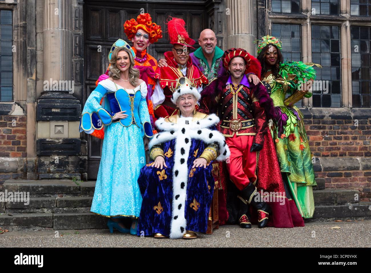 Birmingham, Regno Unito. 23 settembre 2025. Il cast della pantomima Robin Hood si riunisce per la chiamata ufficiale di lancio ad Aston Hall, Birmingham. Lo spettacolo che si svolge all'ippodromo di Birmingham a dicembre vede GOK Wan nel ruolo di "GOK" Scarlet, Matt Slack nel ruolo di Robin Hood, Faye Tozer nel ruolo di Maid Marion e Matt Cardle nel ruolo dello sceriffo di Nottingham. La formazione di tutte le stelle è completata da Andrew Ryan nel ruolo di Henrietta Hood, Sandra Marvin nel ruolo di Spirit of Sherwood e Christopher Biggins, il re della pantomima, che fa un'apparizione speciale nel ruolo di Re Richard. Crediti: Peter Lopeman/Alamy Live News Foto Stock