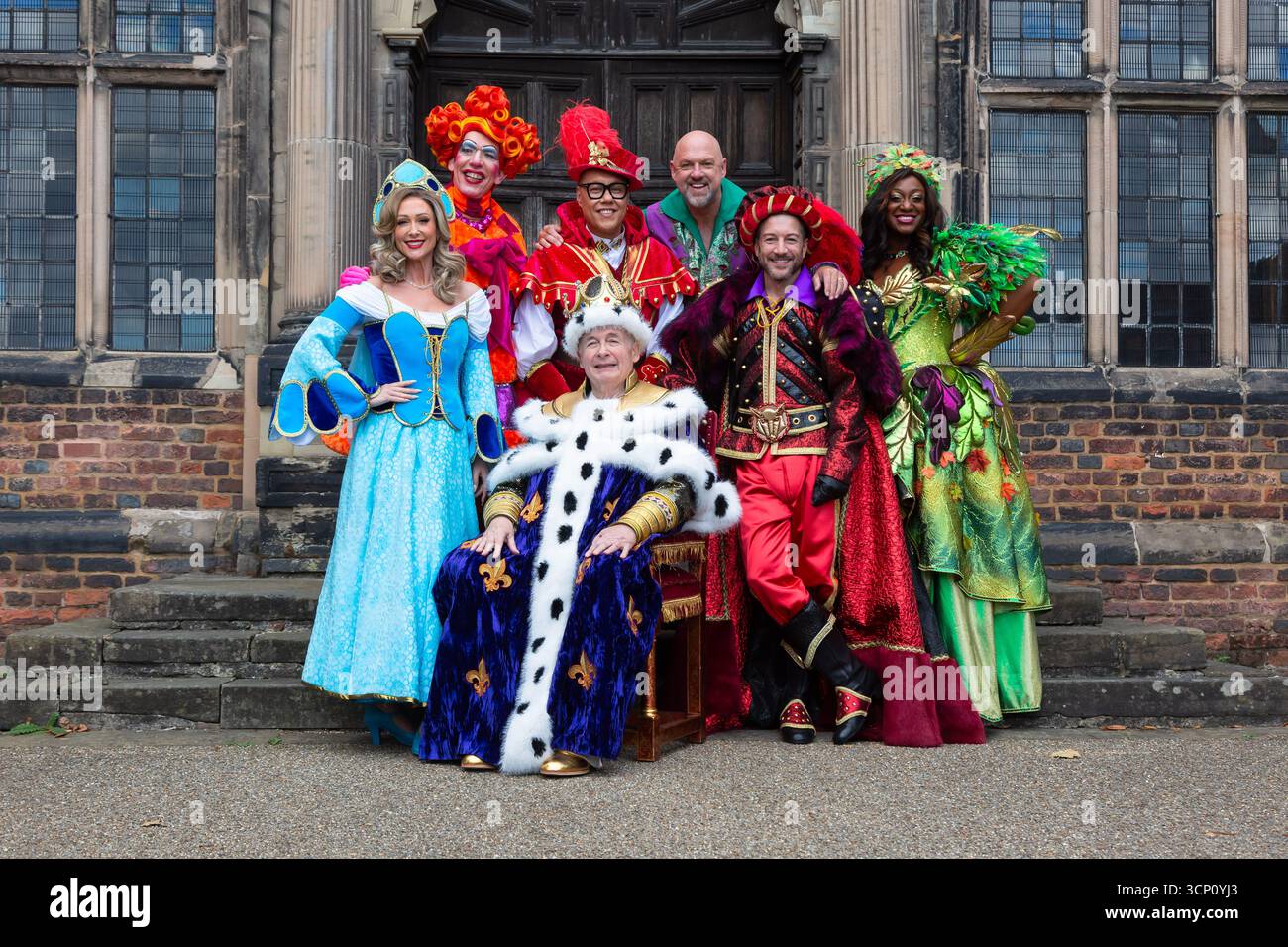 Birmingham, Regno Unito. 23 settembre 2025. Il cast della pantomima Robin Hood si riunisce per la chiamata ufficiale di lancio ad Aston Hall, Birmingham. Lo spettacolo che si svolge all'ippodromo di Birmingham a dicembre vede GOK Wan nel ruolo di "GOK" Scarlet, Matt Slack nel ruolo di Robin Hood, Faye Tozer nel ruolo di Maid Marion e Matt Cardle nel ruolo dello sceriffo di Nottingham. La formazione di tutte le stelle è completata da Andrew Ryan nel ruolo di Henrietta Hood, Sandra Marvin nel ruolo di Spirit of Sherwood e Christopher Biggins, il re della pantomima, che fa un'apparizione speciale nel ruolo di Re Richard. Crediti: Peter Lopeman/Alamy Live News Foto Stock