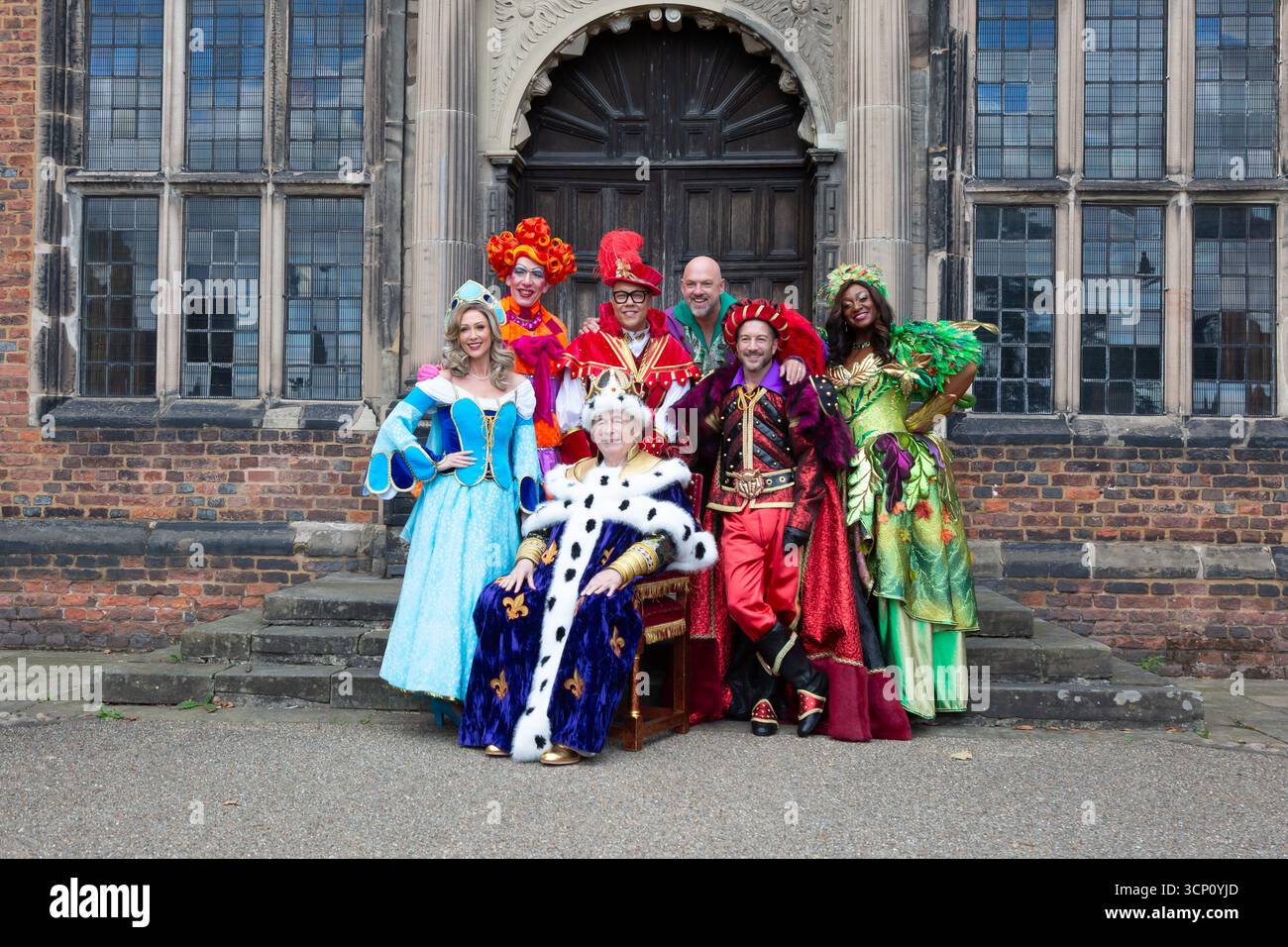 Birmingham, Regno Unito. 23 settembre 2025. Il cast della pantomima Robin Hood si riunisce per la chiamata ufficiale di lancio ad Aston Hall, Birmingham. Lo spettacolo che si svolge all'ippodromo di Birmingham a dicembre vede GOK Wan nel ruolo di "GOK" Scarlet, Matt Slack nel ruolo di Robin Hood, Faye Tozer nel ruolo di Maid Marion e Matt Cardle nel ruolo dello sceriffo di Nottingham. La formazione di tutte le stelle è completata da Andrew Ryan nel ruolo di Henrietta Hood, Sandra Marvin nel ruolo di Spirit of Sherwood e Christopher Biggins, il re della pantomima, che fa un'apparizione speciale nel ruolo di Re Richard. Crediti: Peter Lopeman/Alamy Live News Foto Stock