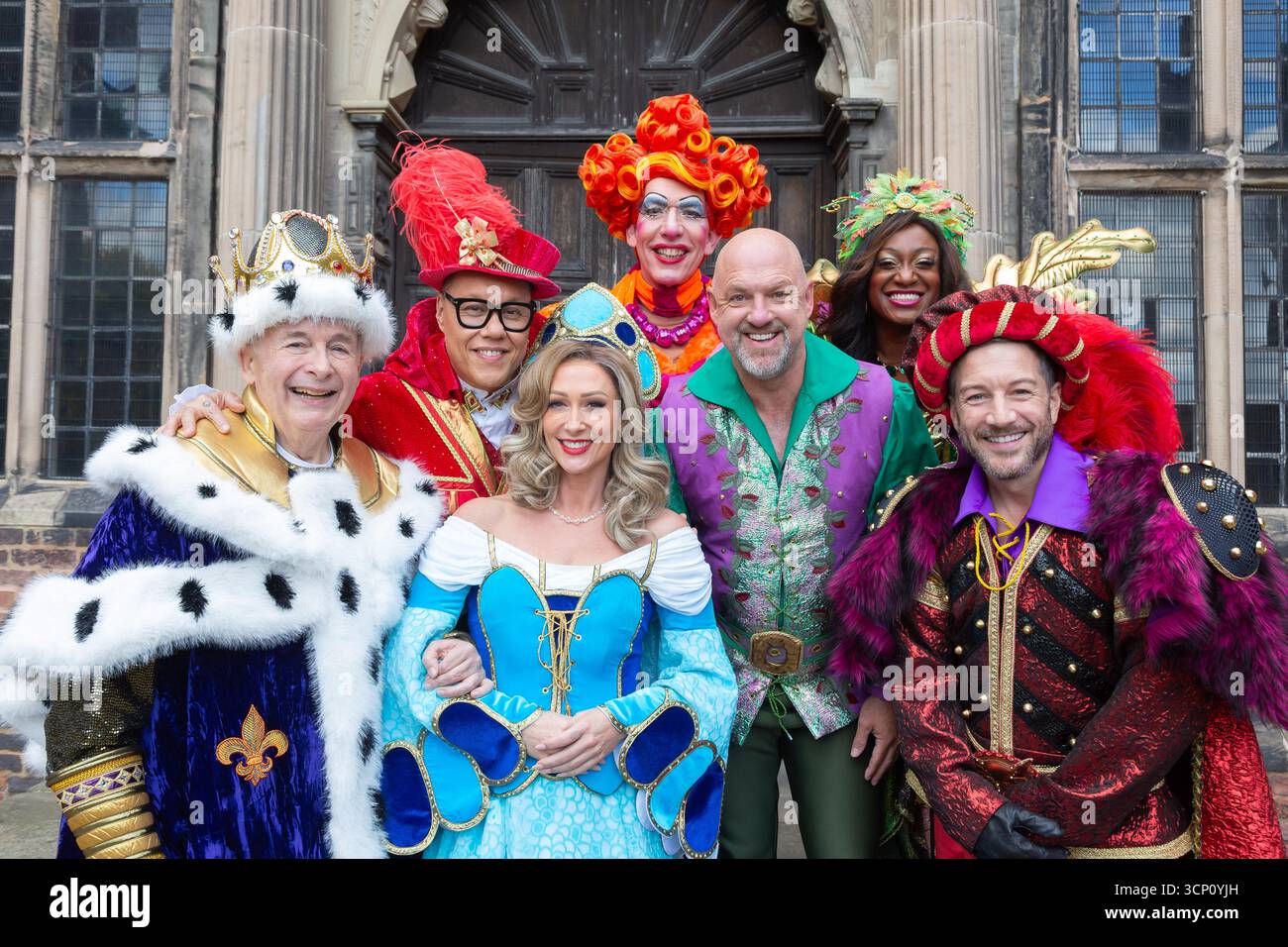 Birmingham, Regno Unito. 23 settembre 2025. Il cast della pantomima Robin Hood si riunisce per la chiamata ufficiale di lancio ad Aston Hall, Birmingham. Lo spettacolo che si svolge all'ippodromo di Birmingham a dicembre vede GOK Wan nel ruolo di "GOK" Scarlet, Matt Slack nel ruolo di Robin Hood, Faye Tozer nel ruolo di Maid Marion e Matt Cardle nel ruolo dello sceriffo di Nottingham. La formazione di tutte le stelle è completata da Andrew Ryan nel ruolo di Henrietta Hood, Sandra Marvin nel ruolo di Spirit of Sherwood e Christopher Biggins, il re della pantomima, che fa un'apparizione speciale nel ruolo di Re Richard. Crediti: Peter Lopeman/Alamy Live News Foto Stock