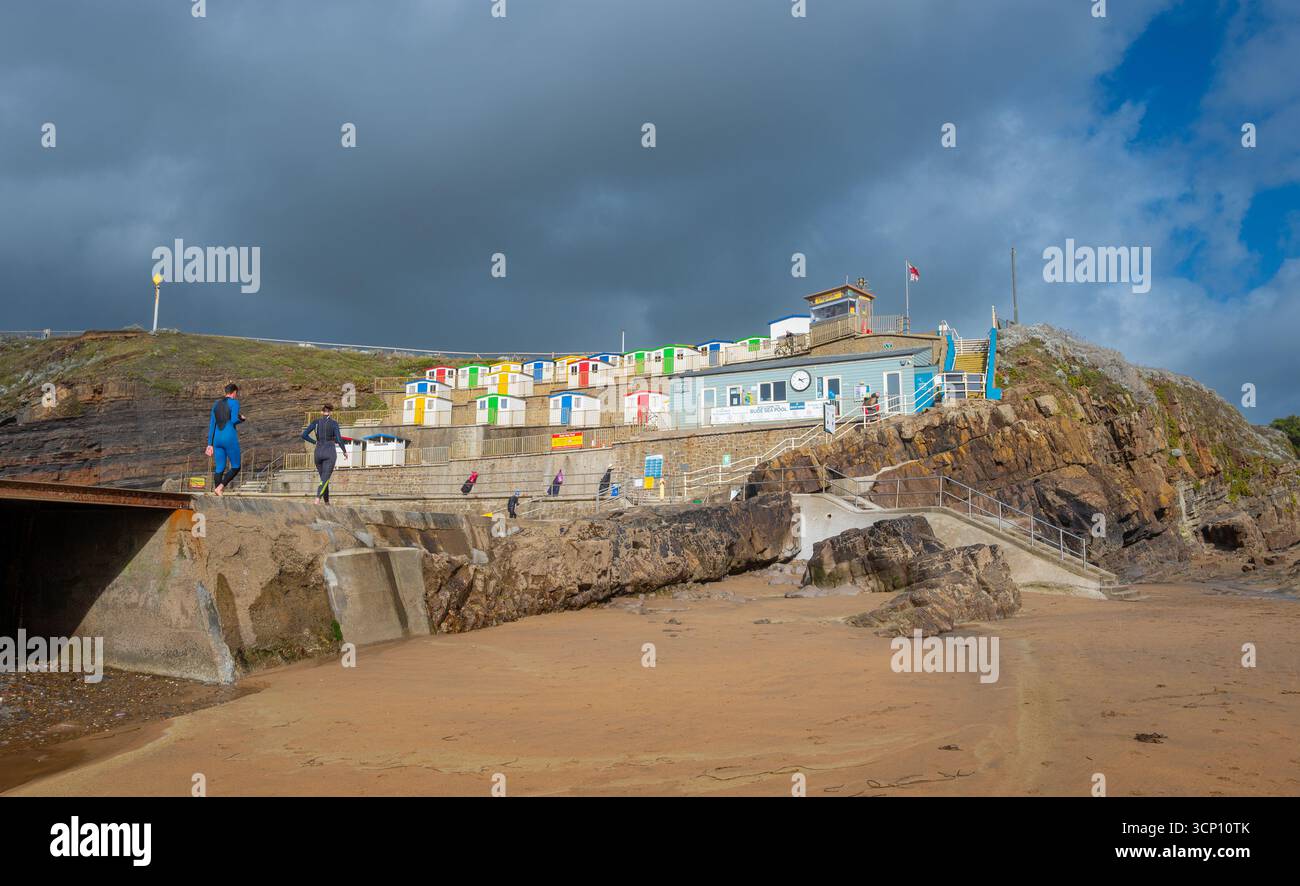 La piscina semi-naturale Bude Sea presso la spiaggia di Bude sulla costa della Cornovaglia settentrionale, in Cornovaglia. Foto Stock