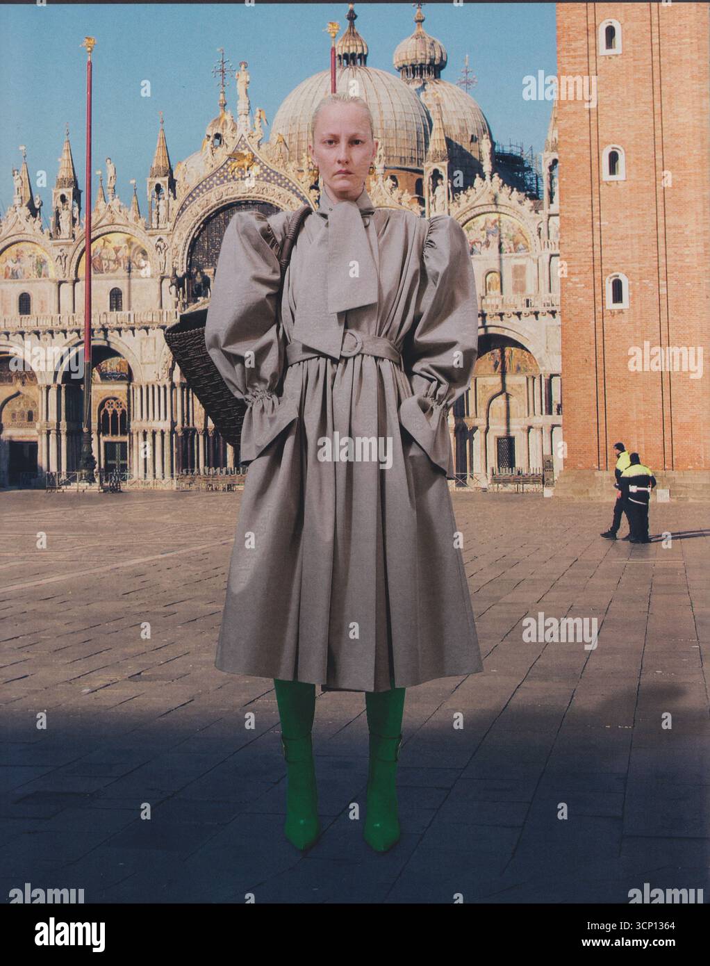 Poster pubblicitario casa di moda Balenciaga su rivista cartacea da 2021 anni, pubblicità, pubblicità creativa Balenciaga 2020s Foto Stock