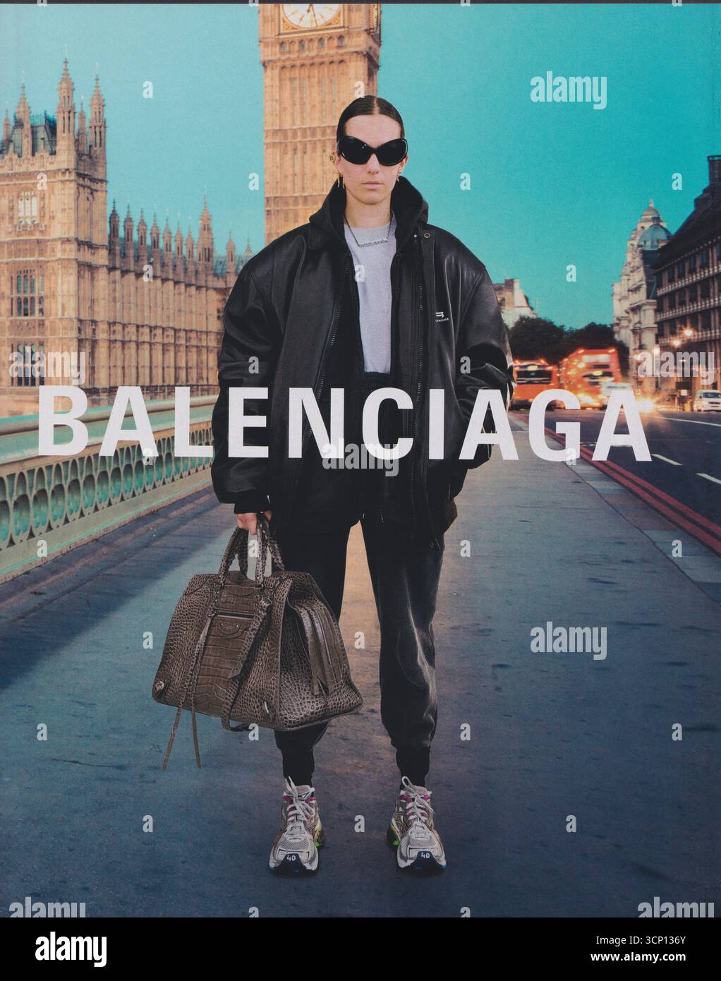 Poster pubblicitario casa di moda Balenciaga su rivista cartacea da 2021 anni, pubblicità, pubblicità creativa Balenciaga 2020s Foto Stock