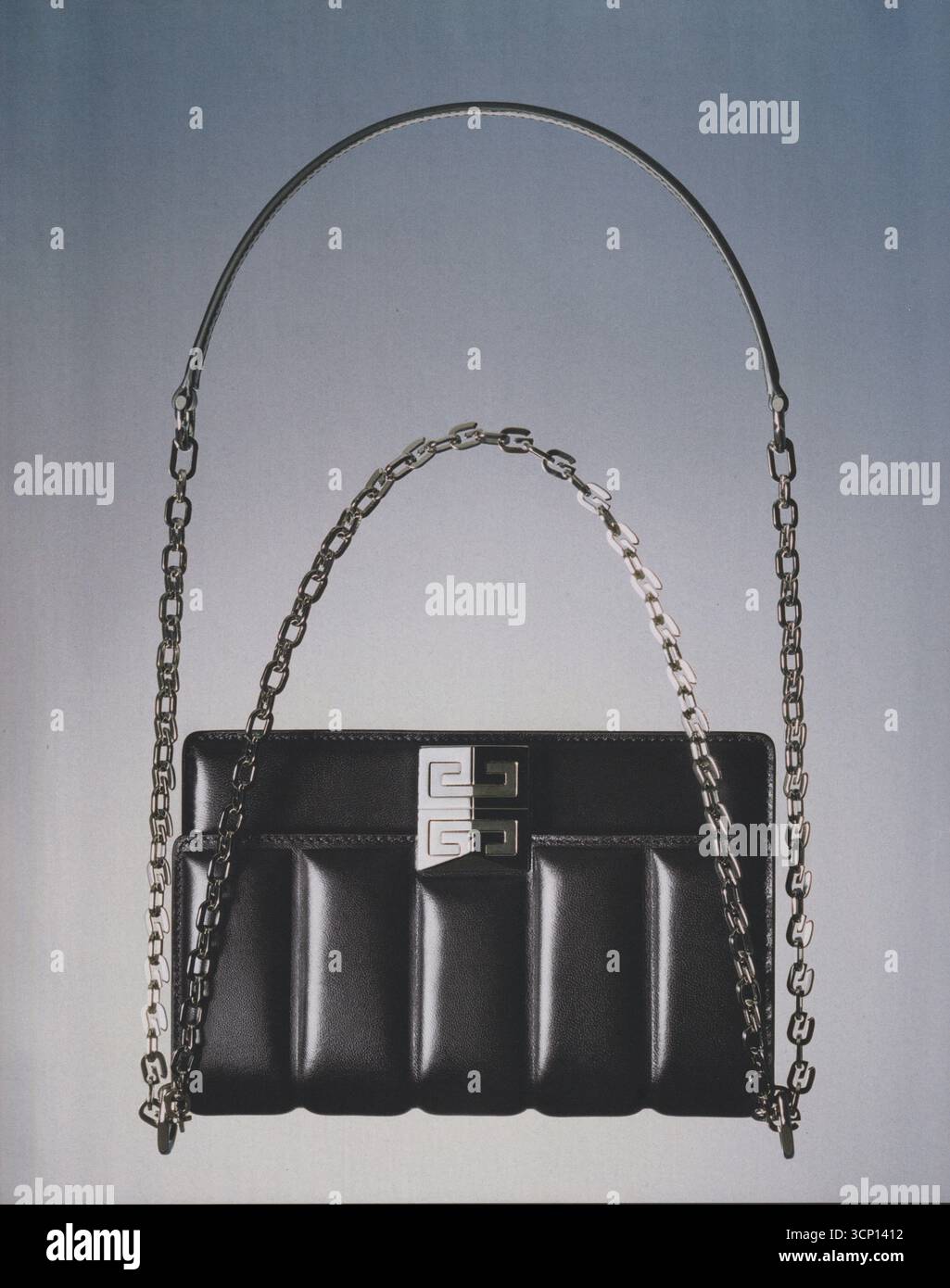 Poster pubblicitario casa di moda Givenchy su rivista cartacea da 2021 anni, pubblicità, pubblicità creativa Givenchy da 2020 anni Foto Stock
