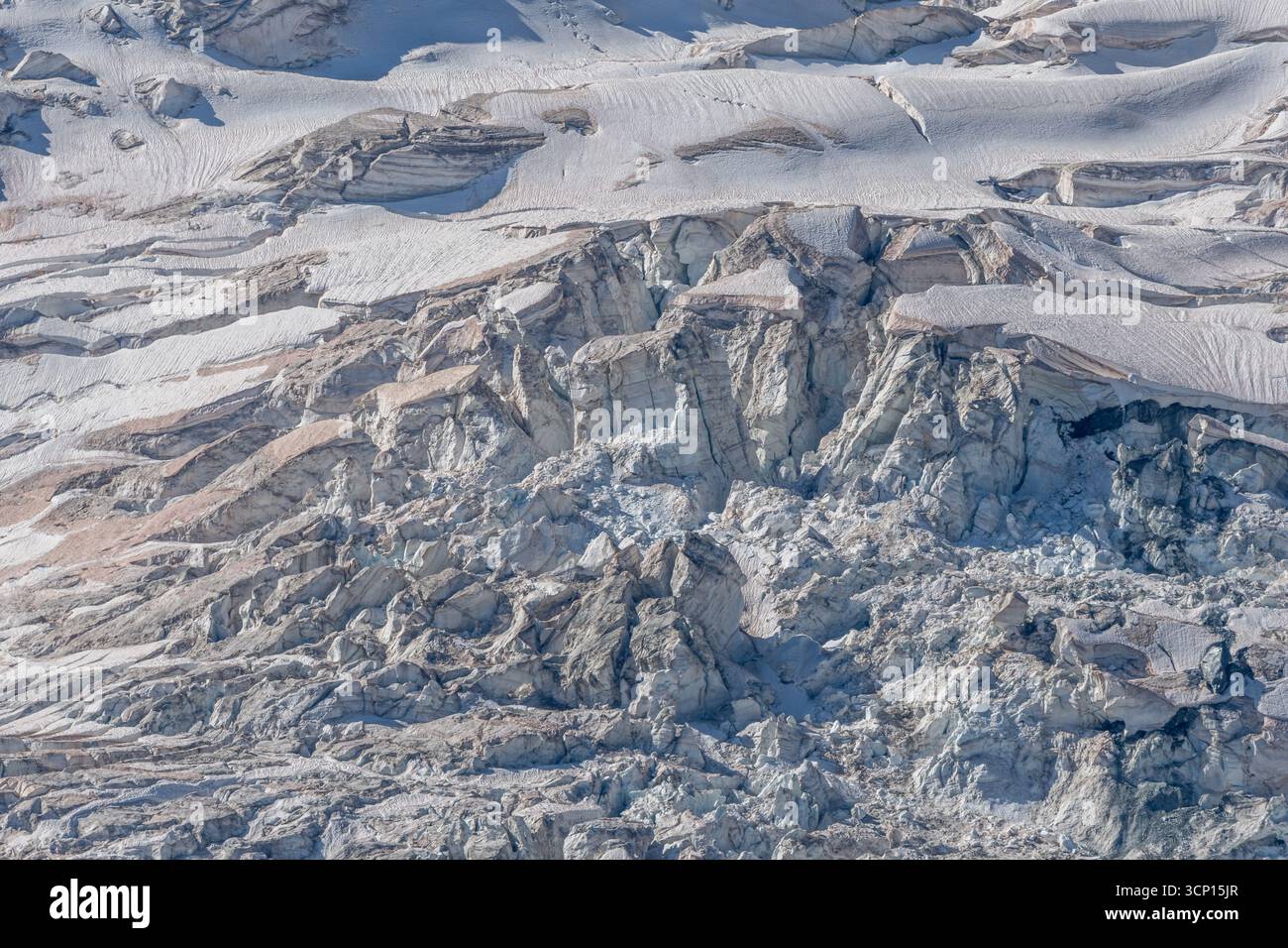 Lo spettacolare ghiacciaio si dispiega sotto la luce, mostrando le sue fessure e i suoi strati di ghiaccio nella regione montuosa. Sfumature di grigio sottolineano la bellezza del ghiacciaio per Foto Stock