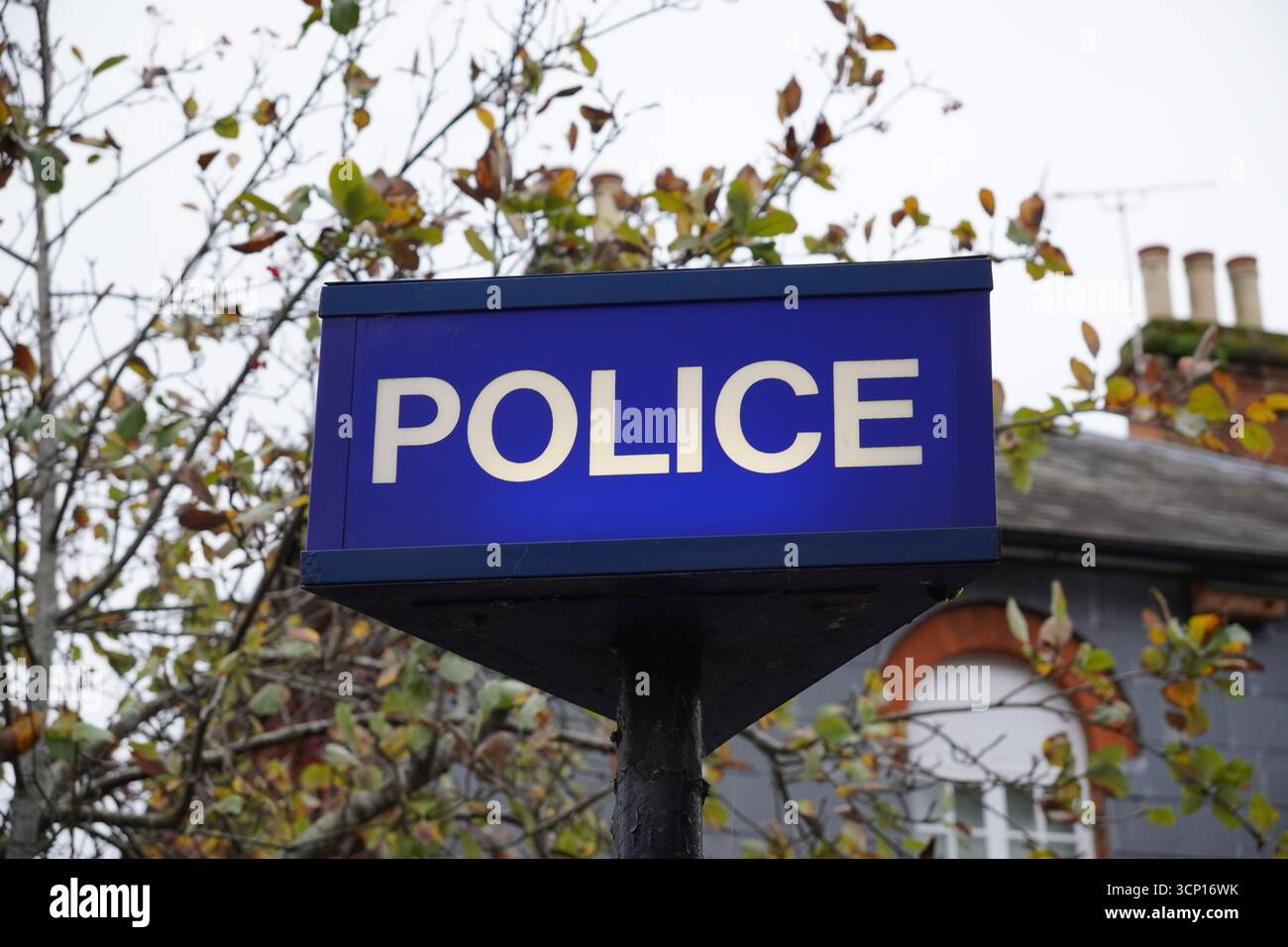 Segnaletica della stazione di polizia nella città del Regno Unito. forze dell'ordine e concetto di crimine Foto Stock