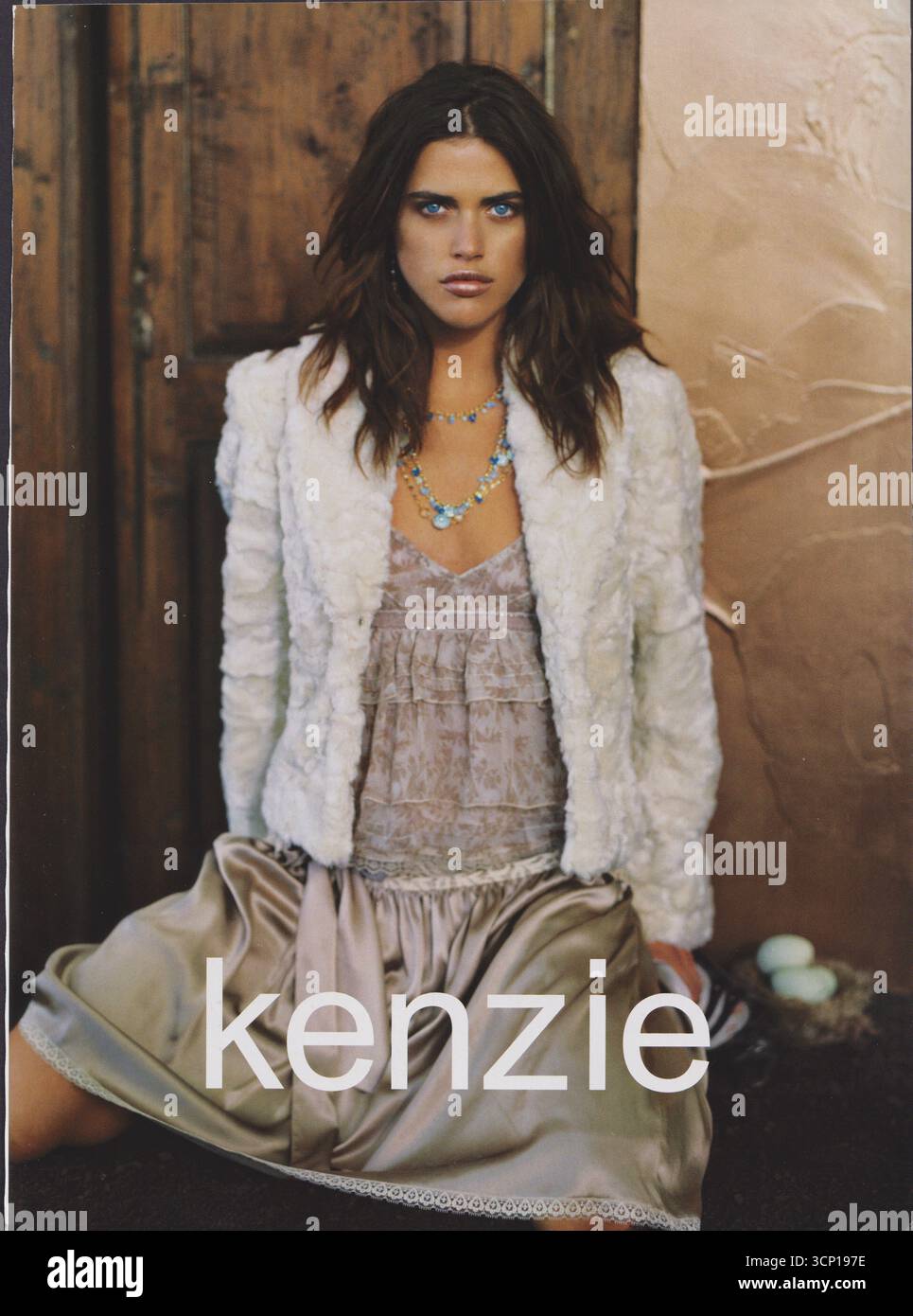 Poster che pubblicizza la casa di moda Kenzie su rivista cartacea da 2005 anni, pubblicità, pubblicità creativa dagli anni '2000 Foto Stock