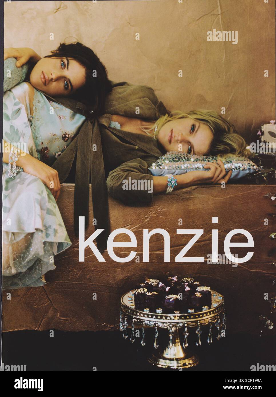 Poster che pubblicizza la casa di moda Kenzie su rivista cartacea da 2005 anni, pubblicità, pubblicità creativa dagli anni '2000 Foto Stock