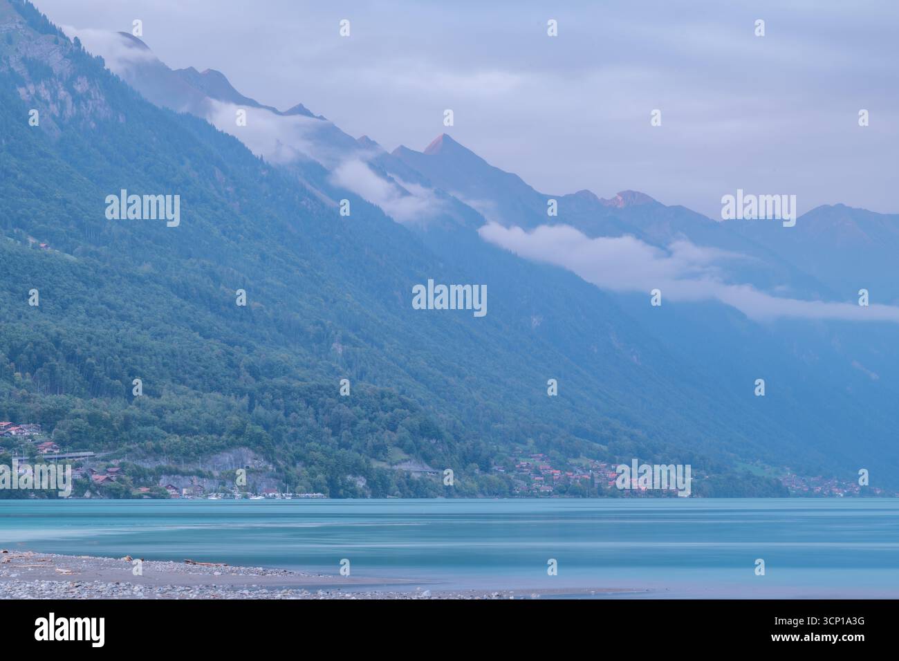 Vista estiva nuvolosa e soleggiata del lago Brienzersee a Bonigen, Svizzera 09 08 2025 Foto Stock