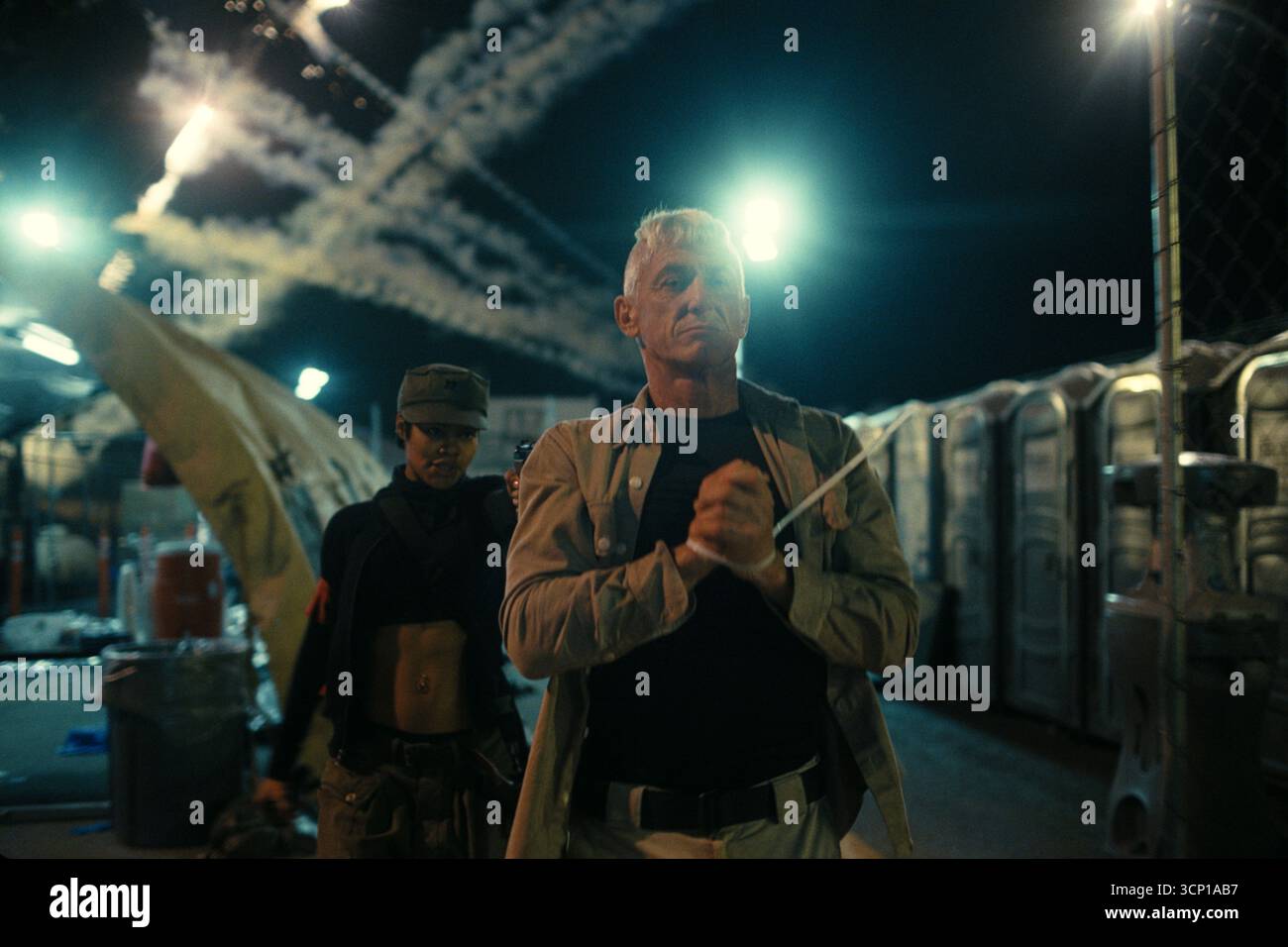 One Battle After Another (2025) diretto da Paul Thomas Anderson e interpretato da Sean Penn nel ruolo del colonnello Steven Lockjaw. Gli ex rivoluzionari si uniscono per salvare la figlia di un compagno dal loro sadico vecchio avversario. La pubblicità è ancora SOLO PER USO EDITORIALE. Crediti: BFA / Warner Bros Foto Stock