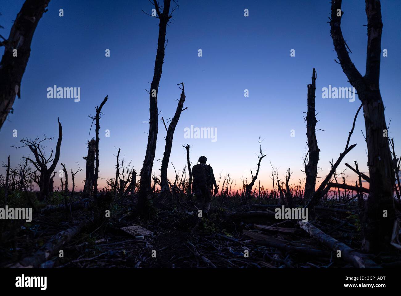 2000 metri ad Andriivka (2025) diretto da Mstyslav Chernov. Un plotone ucraino viene seguito in una missione per liberare Andriivka occupata dai russi. Foto pubblicitarie SOLO PER USO EDITORIALE. Crediti: BFA / Mstyslav Chernov / PBS Distribution Foto Stock