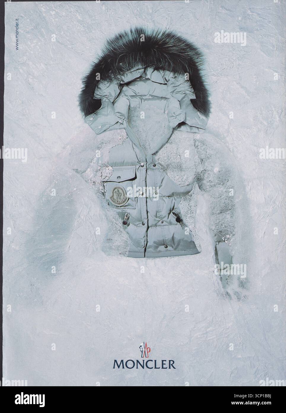 Poster pubblicitario Moncler su rivista cartacea del 2005, pubblicità, pubblicità creativa Moncler degli anni '2000 Foto Stock
