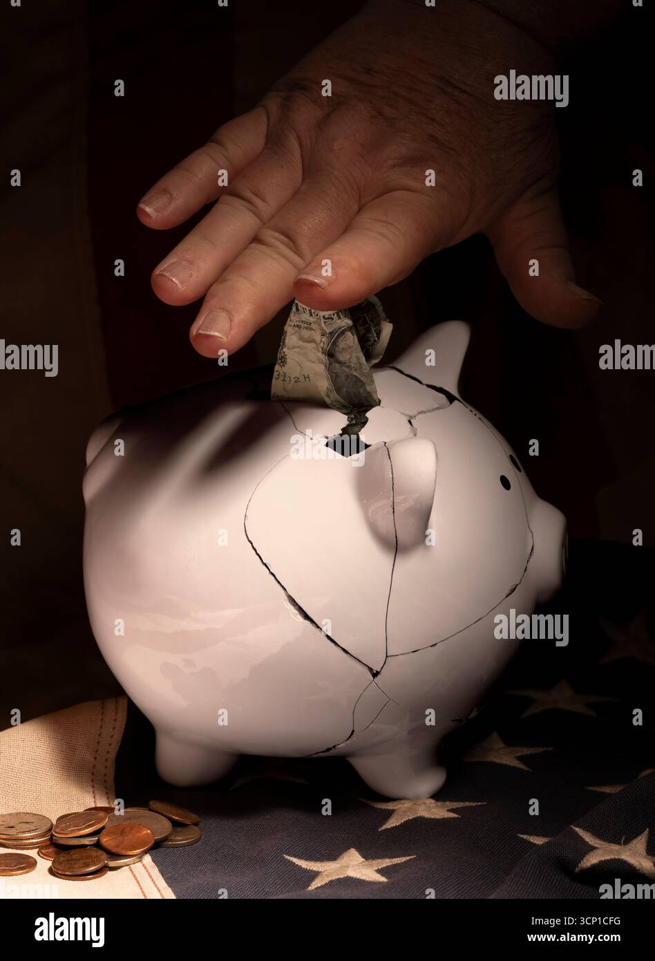 Primo piano di uomini più anziani che lanciano una banconota da un dollaro americano in un salvadanaio incrinato sulla bandiera americana. Foto Stock