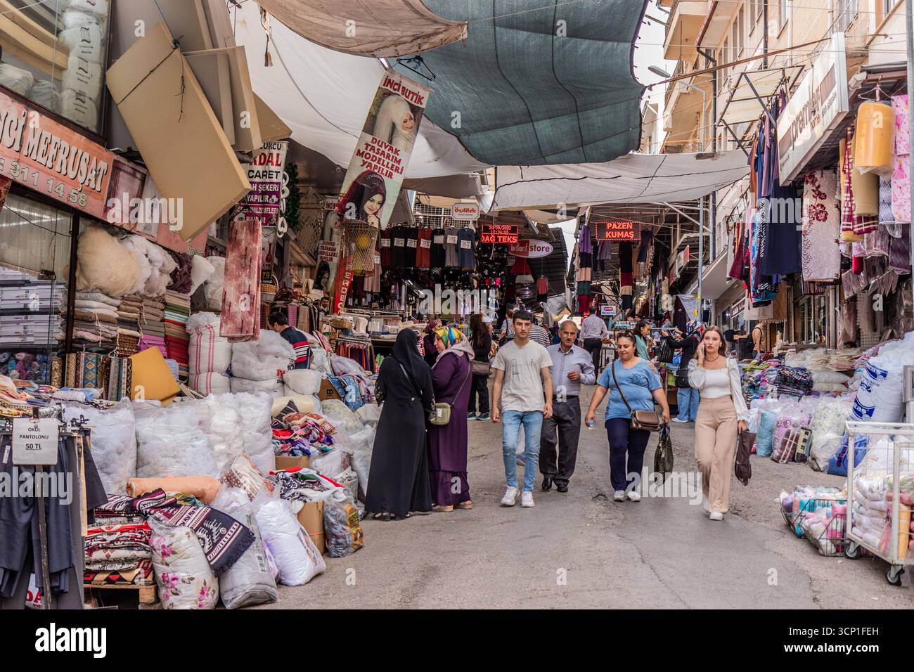 ANKARA, TURCHIA - 20 SETTEMBRE 2022: Via dello shopping nel centro di Ankara, Turchia Foto Stock