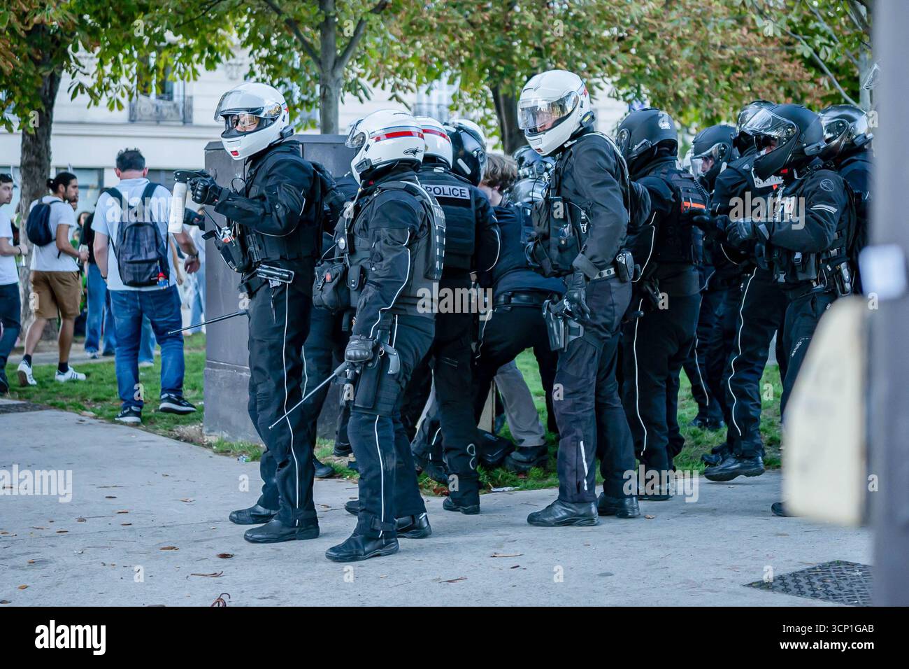 Gli agenti di polizia sono in guardia durante la dimostrazione. La protesta si è svolta in decine di città francesi che hanno raccolto persone, per chiedere a Macron di rispettare i risultati delle elezioni del 2024 e di dimettersi. La situazione è esacerbata da tagli pianificati a vari benefici sui quali molte famiglie povere francesi si affidano per sopravvivere. La protesta chiedeva anche l'approvazione della tassa Zucman, proposta dai socialisti francesi, che avrebbe tassato chiunque avesse beni di valore superiore a 100 milioni di euro. La Francia è in un periodo di grande incertezza e polarizzazione politica, con il governo Macron che cerca di rimanere in mezzo Foto Stock