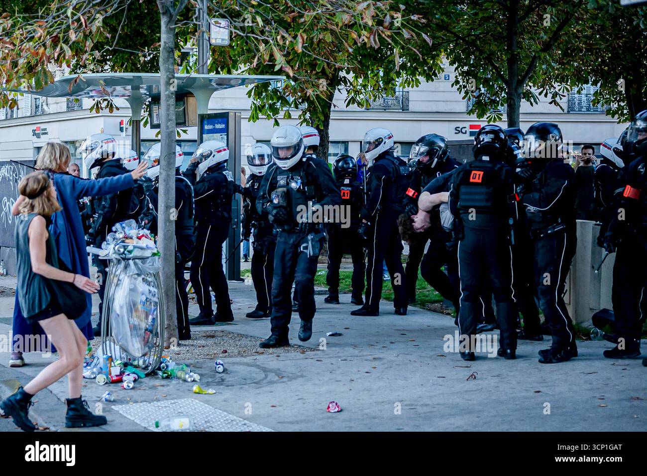Gli agenti di polizia arrestano un manifestante durante la manifestazione. La protesta si è svolta in decine di città francesi che hanno raccolto persone, per chiedere a Macron di rispettare i risultati delle elezioni del 2024 e di dimettersi. La situazione è esacerbata da tagli pianificati a vari benefici sui quali molte famiglie povere francesi si affidano per sopravvivere. La protesta chiedeva anche l'approvazione della tassa Zucman, proposta dai socialisti francesi, che avrebbe tassato chiunque avesse beni di valore superiore a 100 milioni di euro. La Francia è in un periodo di grande incertezza e di polarizzazione politica, con il governo Macron che cerca di mantenere la rotta Foto Stock
