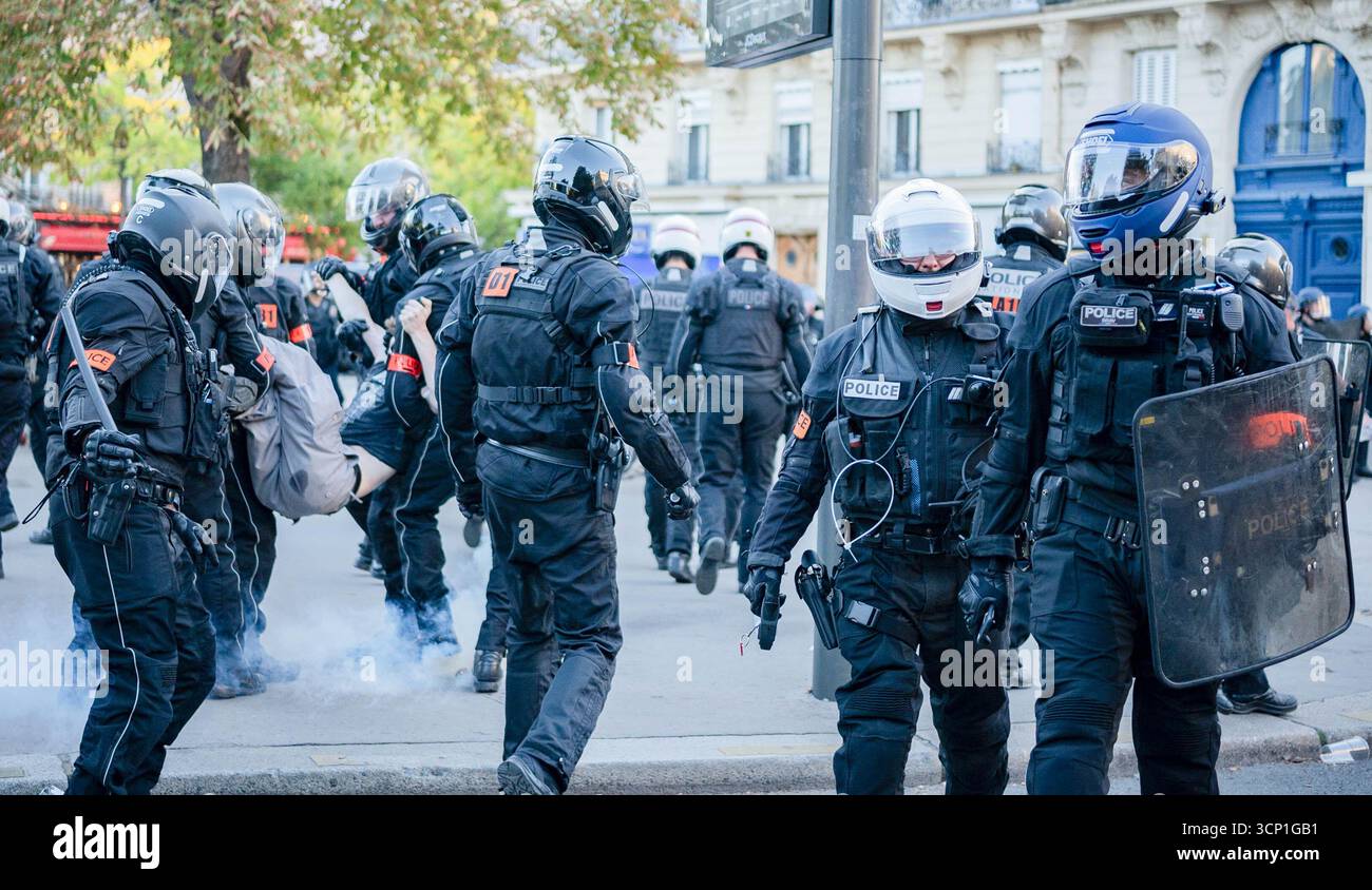 Gli agenti di polizia arrestano un manifestante durante la manifestazione. La protesta si è svolta in decine di città francesi che hanno raccolto persone, per chiedere a Macron di rispettare i risultati delle elezioni del 2024 e di dimettersi. La situazione è esacerbata da tagli pianificati a vari benefici sui quali molte famiglie povere francesi si affidano per sopravvivere. La protesta chiedeva anche l'approvazione della tassa Zucman, proposta dai socialisti francesi, che avrebbe tassato chiunque avesse beni di valore superiore a 100 milioni di euro. La Francia è in un periodo di grande incertezza e di polarizzazione politica, con il governo Macron che cerca di mantenere la rotta Foto Stock