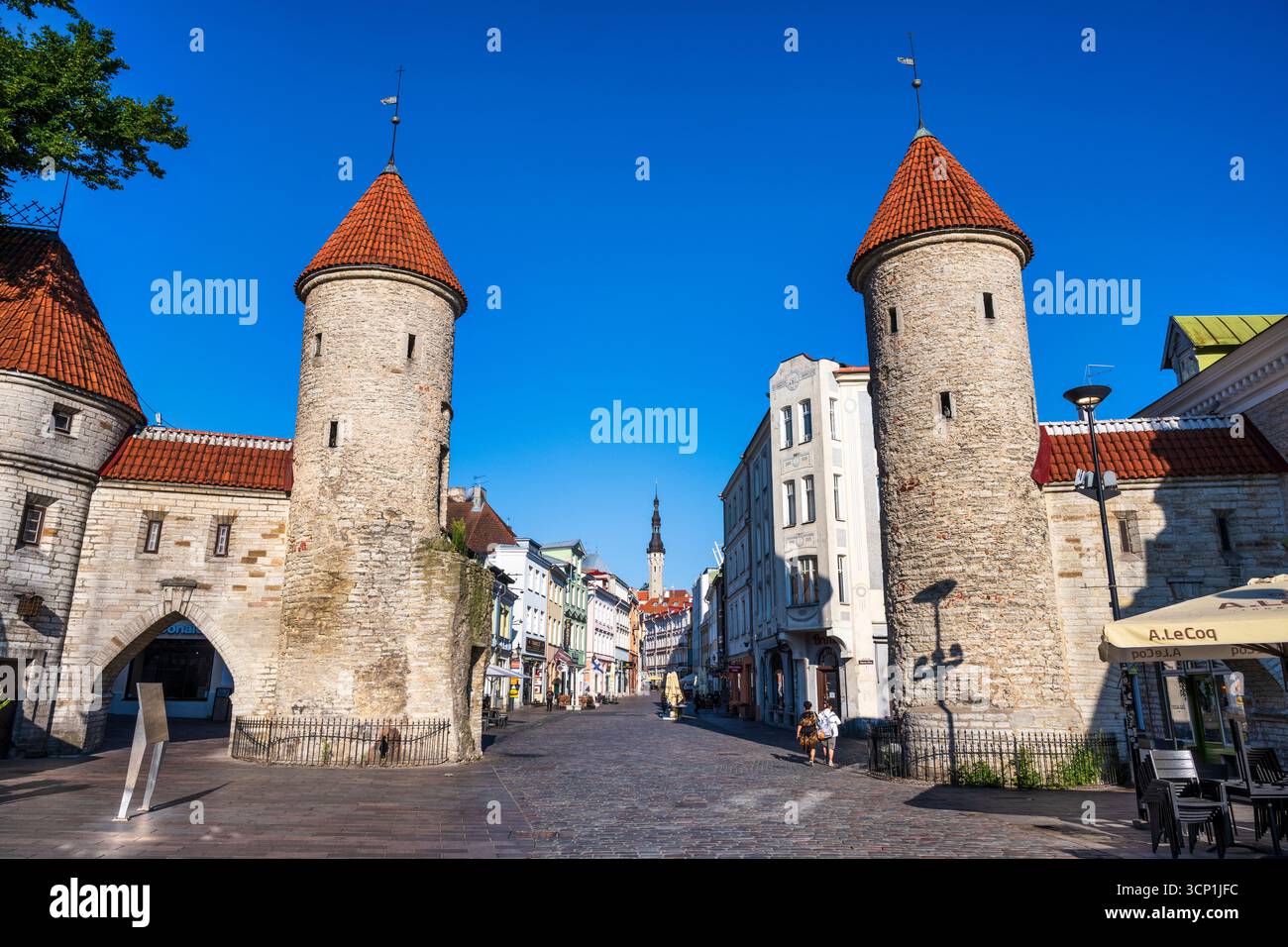 Porta Viru (Viru Väravad) torri di guardia medievali a Müürivahe all'ingresso della città vecchia di Tallinn in Estonia, Nord Europa Foto Stock