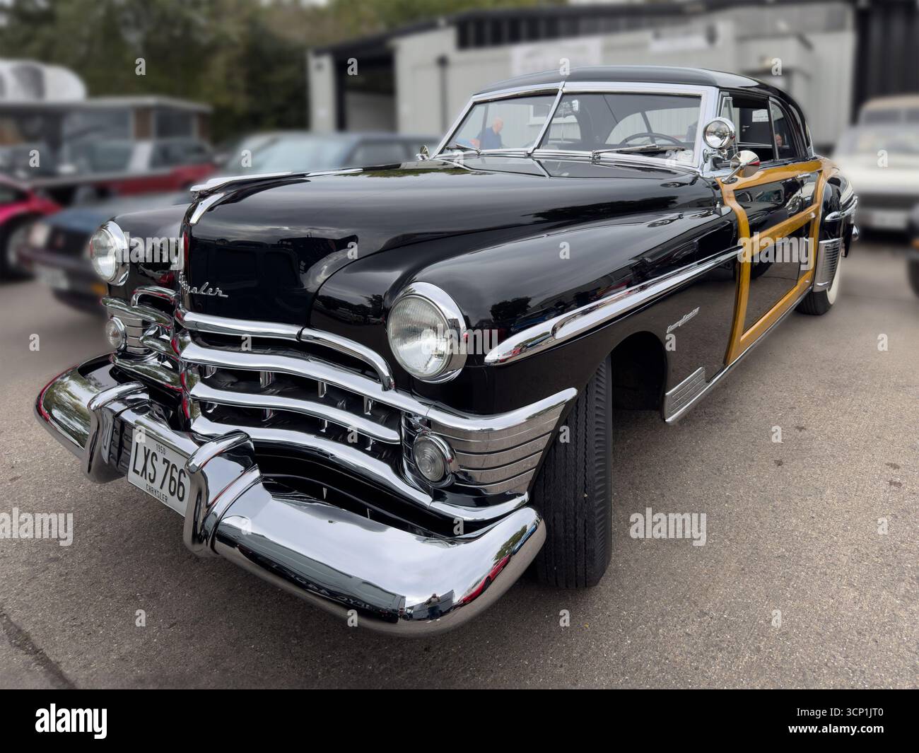 Auto d'epoca Chrysler Town & Country del 1950 con una straordinaria scocca nera e dettagli cromati in mostra a un'asta di auto all'aperto - Immagine stock catturata con smartphone