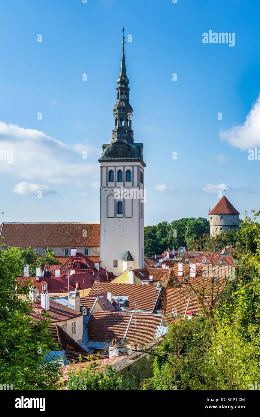 Vista dei tetti di tegole rosse e della torre della chiesa di San Nicola dalla piattaforma panoramica di Kohtuotsa nella città vecchia di Tallinn in Estonia, nell'Europa settentrionale Foto Stock