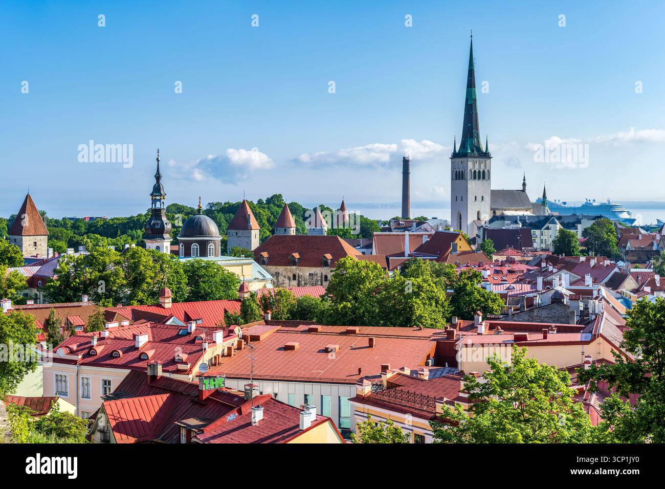 Vista dei tetti di tegole rosse e della chiesa di Sant'Olaf dalla piattaforma panoramica di Kohtuotsa nella città vecchia di Tallinn in Estonia, nell'Europa settentrionale Foto Stock