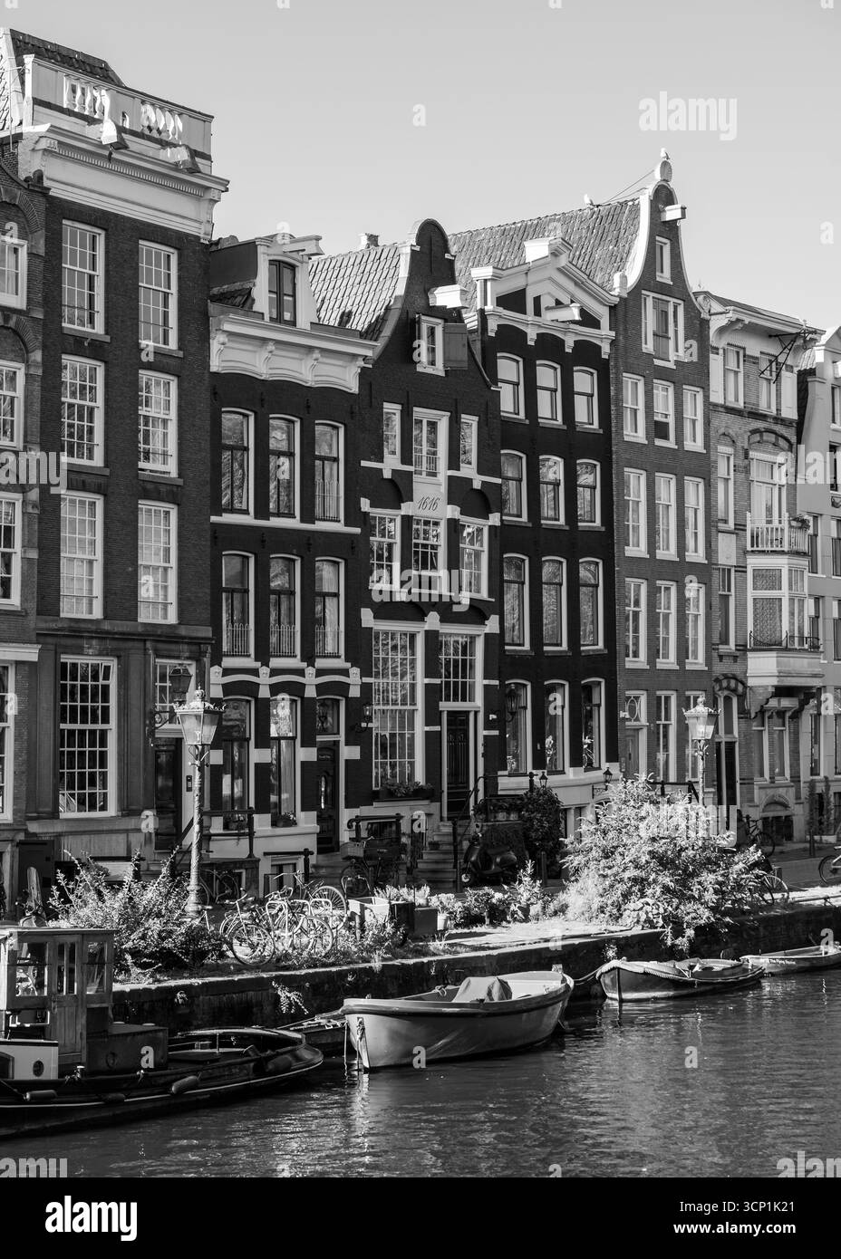 Tipiche case cittadine olandesi tradizionali, storiche, caratterizzate e strette di fronte al canale di Amsterdam, Paesi Bassi, costruite durante il secolo d'oro. Foto Stock