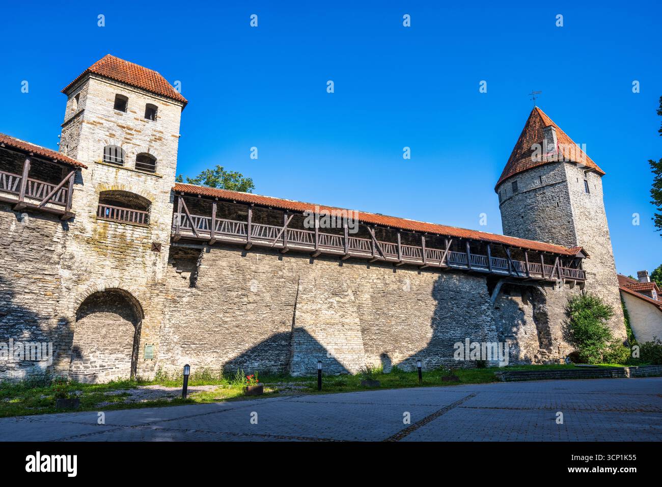 Sezione delle mura medievali con la Torre della sauna (Saunatorn) sulla destra accanto a Gümnaasiumi Tänav nella città vecchia di Tallinn in Estonia, nell'Europa settentrionale Foto Stock