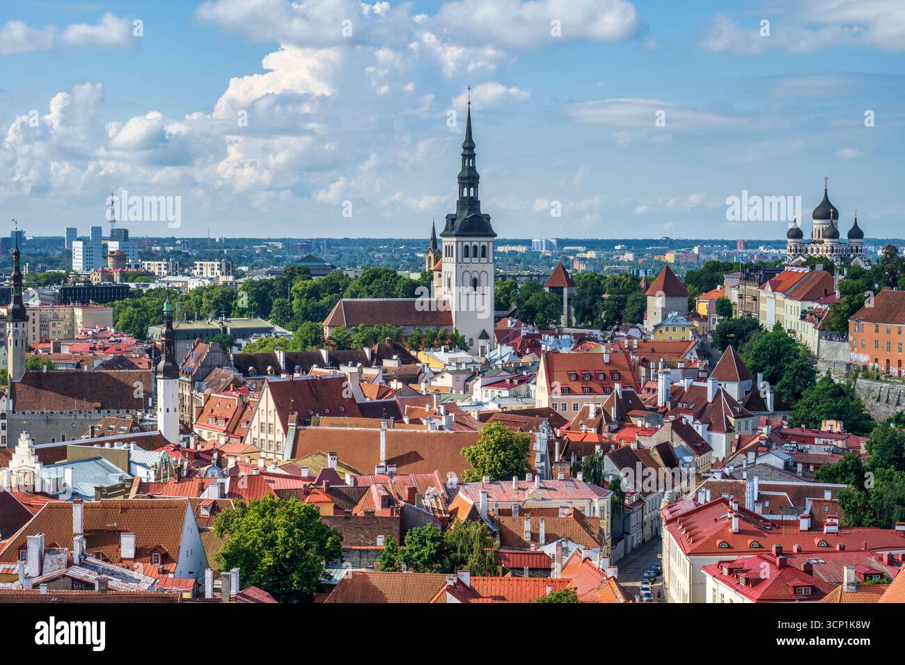 Ammira i tetti di tegole rosse e le guglie della chiesa della città vecchia di Tallinn dalla torre della chiesa di Sant'Olaf a Tallinn, Estonia, Nord Europa Foto Stock