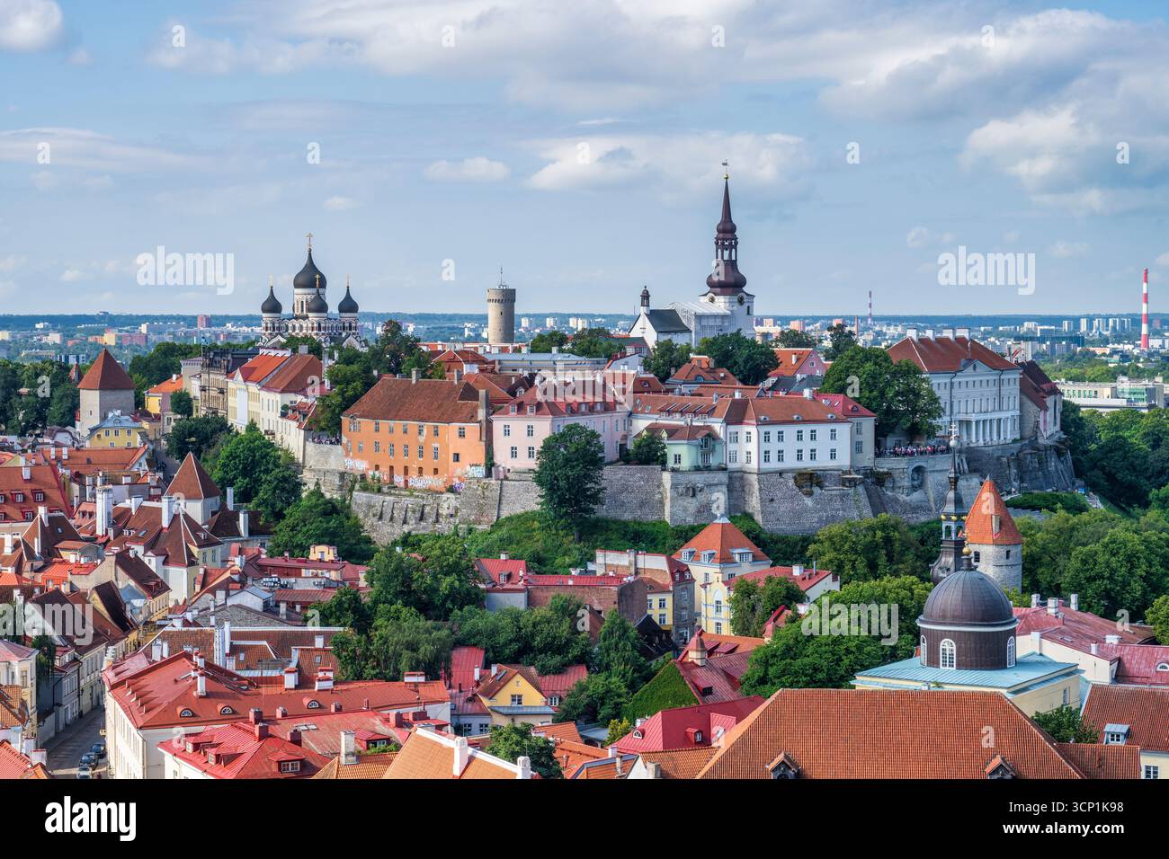 Centro storico superiore, con la cattedrale Alexander Nevsky e la cattedrale di Santa Maria dalla torre della chiesa di Sant'Olaf, Tallinn, Estonia, Europa settentrionale Foto Stock