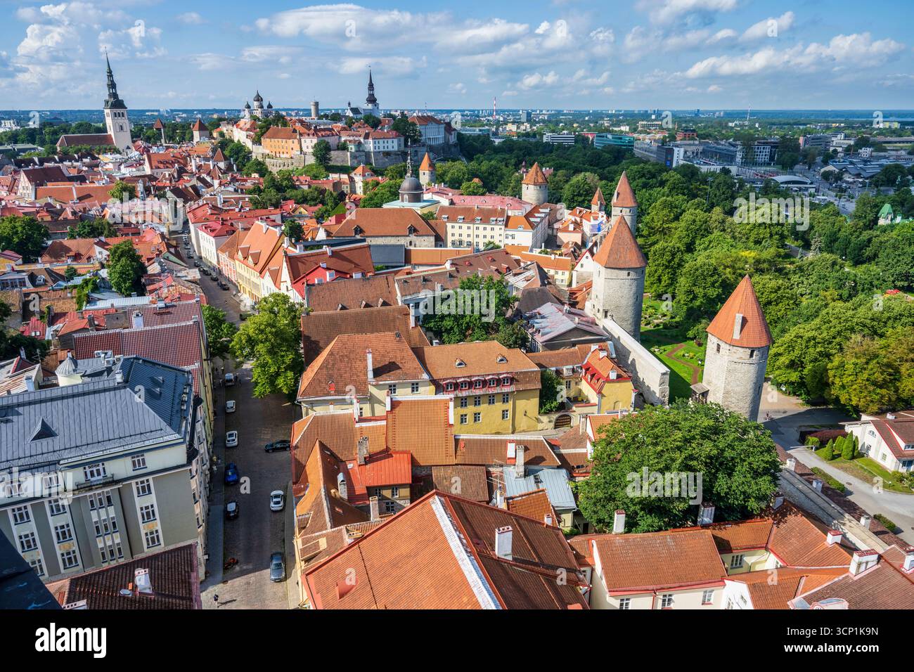 Ammira i tetti di tegole rosse e le sezioni delle mura medievali della città vecchia di Tallinn dalla torre della chiesa di Sant'Olaf a Tallinn, Estonia, Europa settentrionale Foto Stock