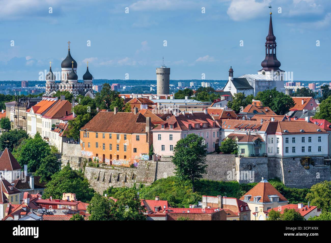 Centro storico superiore, con la cattedrale Alexander Nevsky e la cattedrale di Santa Maria dalla torre della chiesa di Sant'Olaf, Tallinn, Estonia, Europa settentrionale Foto Stock