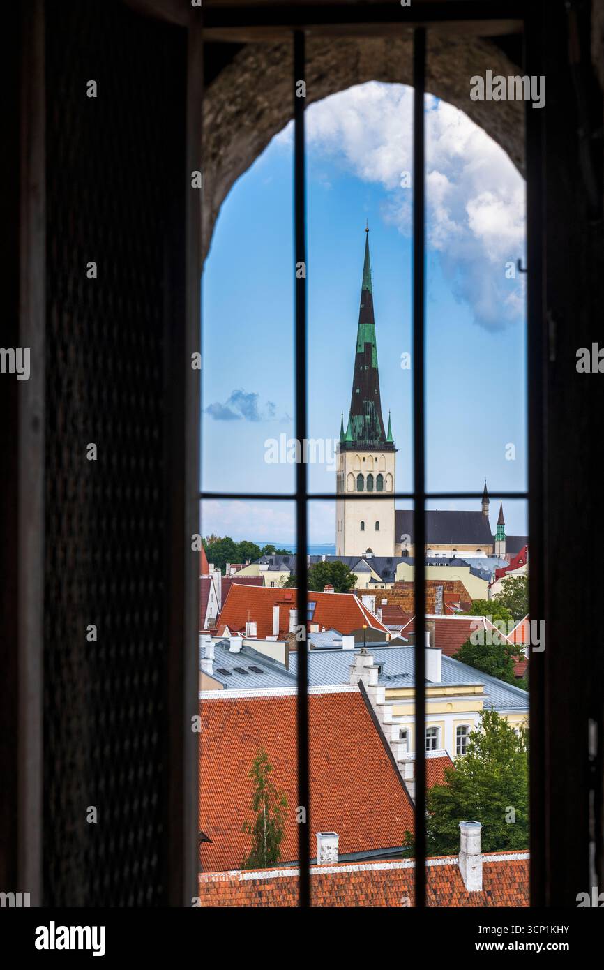Vista della chiesa di Sant'Olaf (Oleviste kirik) dalla finestra nella torre del municipio di Tallinn (Tallinna raekoda) nella città vecchia di Tallinn in Estonia, Europa settentrionale Foto Stock