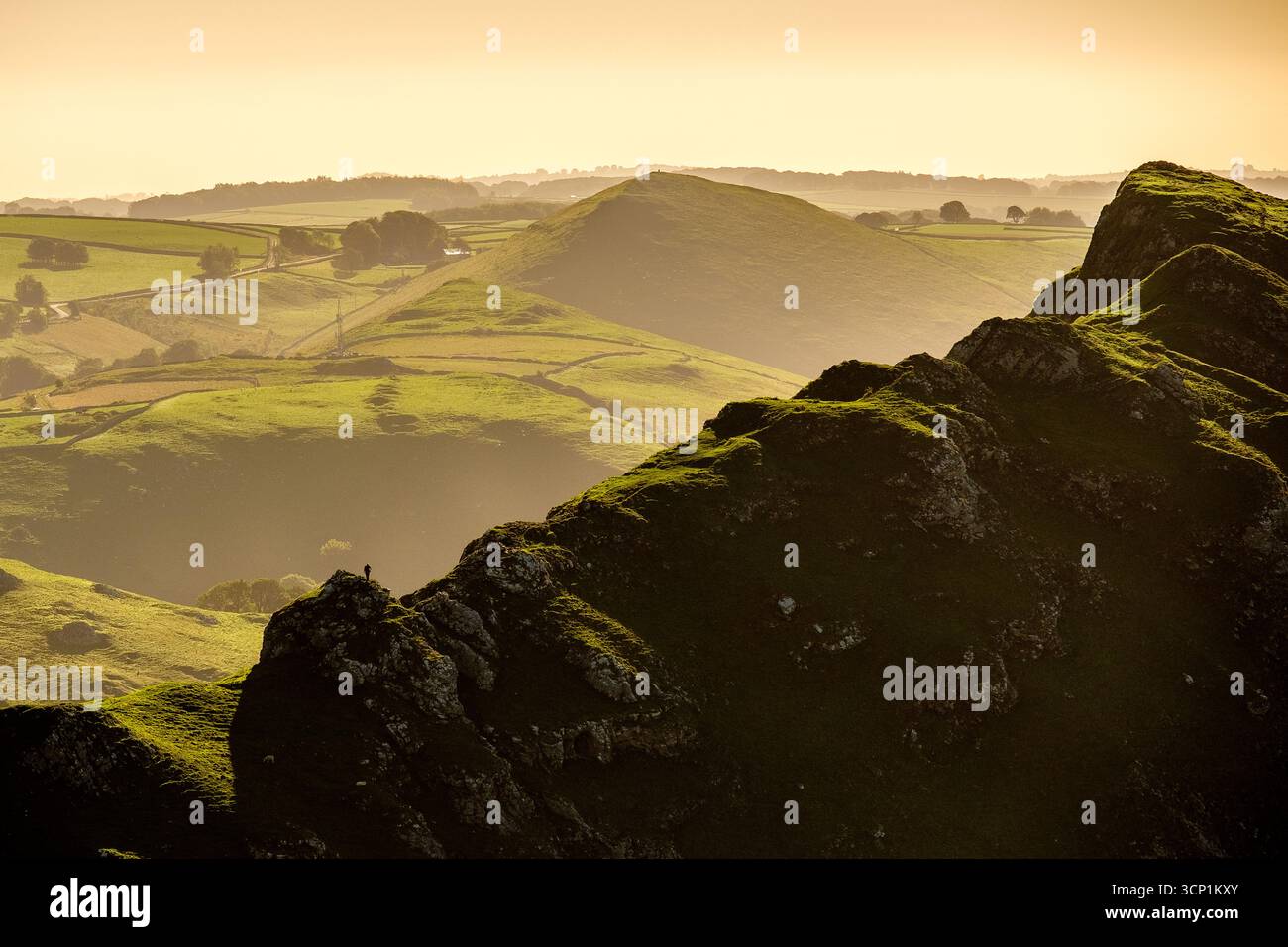 Un escursionista che si staglia su Chrome Hill, una popolare passeggiata sul crinale nel Peak District National Park, Regno Unito Foto Stock