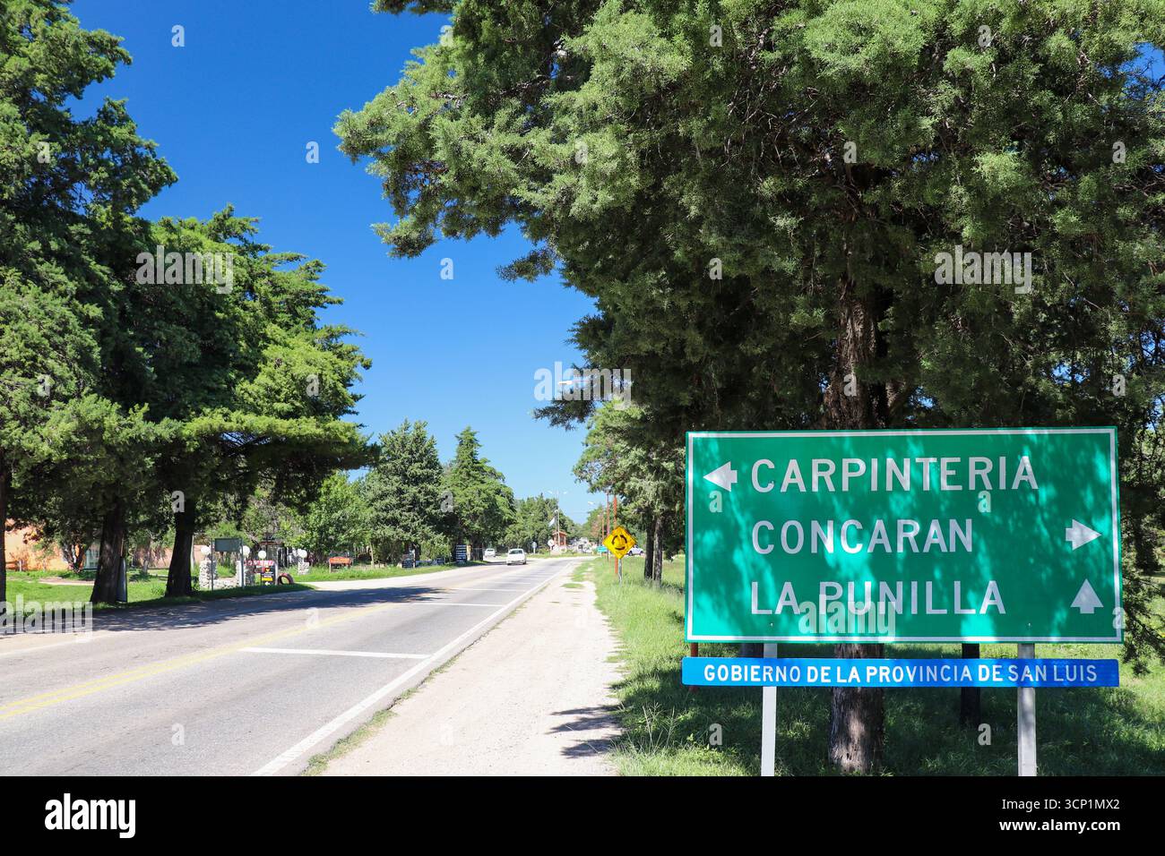 Indicazioni stradali verdi per Carpinteria, Concaran e la Punilla nella provincia di San Luis, Argentina, vicino a Villa de Merlo. Foto Stock