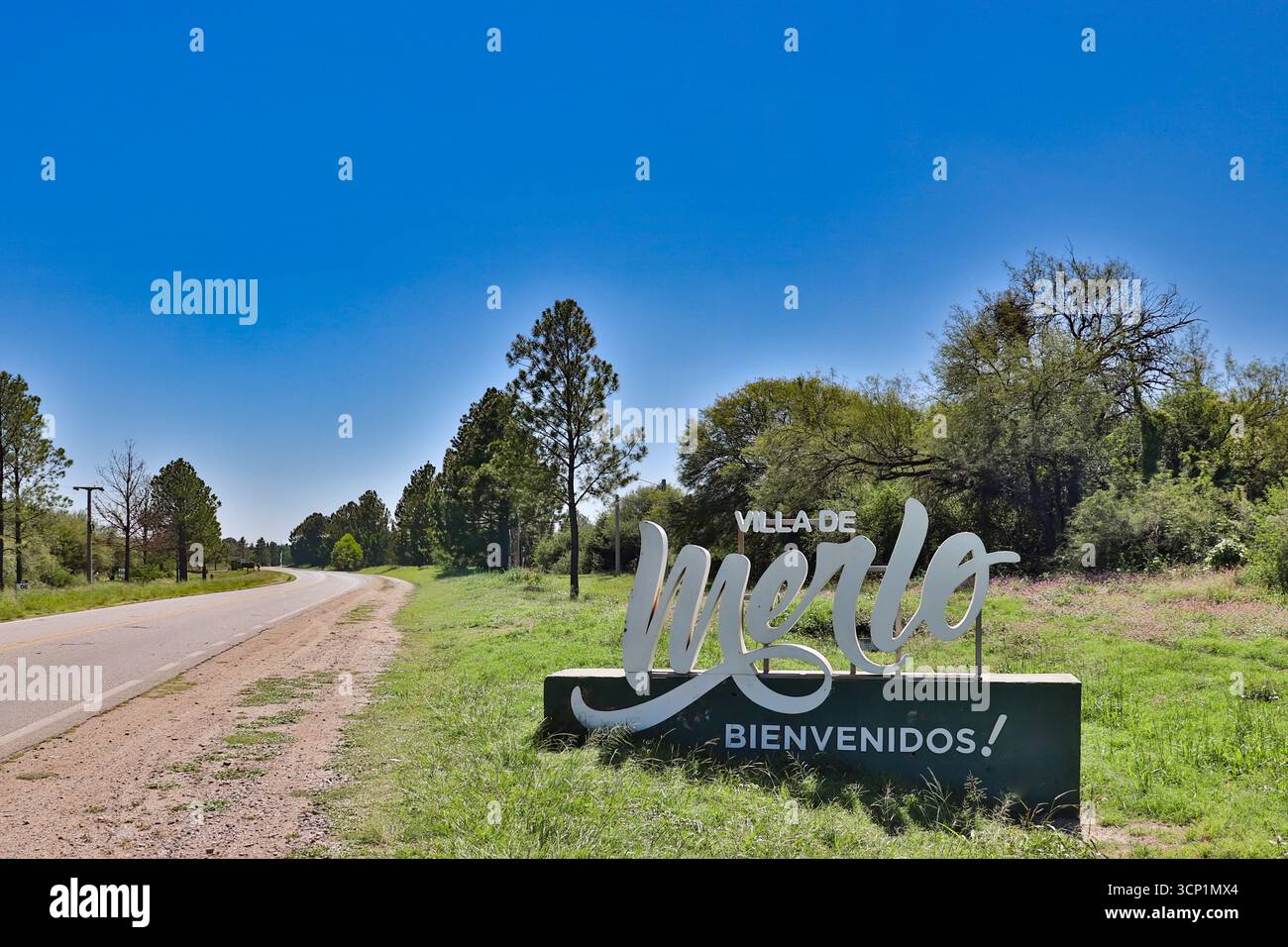 Cartello di benvenuto per Villa de Merlo, una destinazione turistica nella provincia di San Luis, sul percorso dei Monti Comechingones. Foto Stock