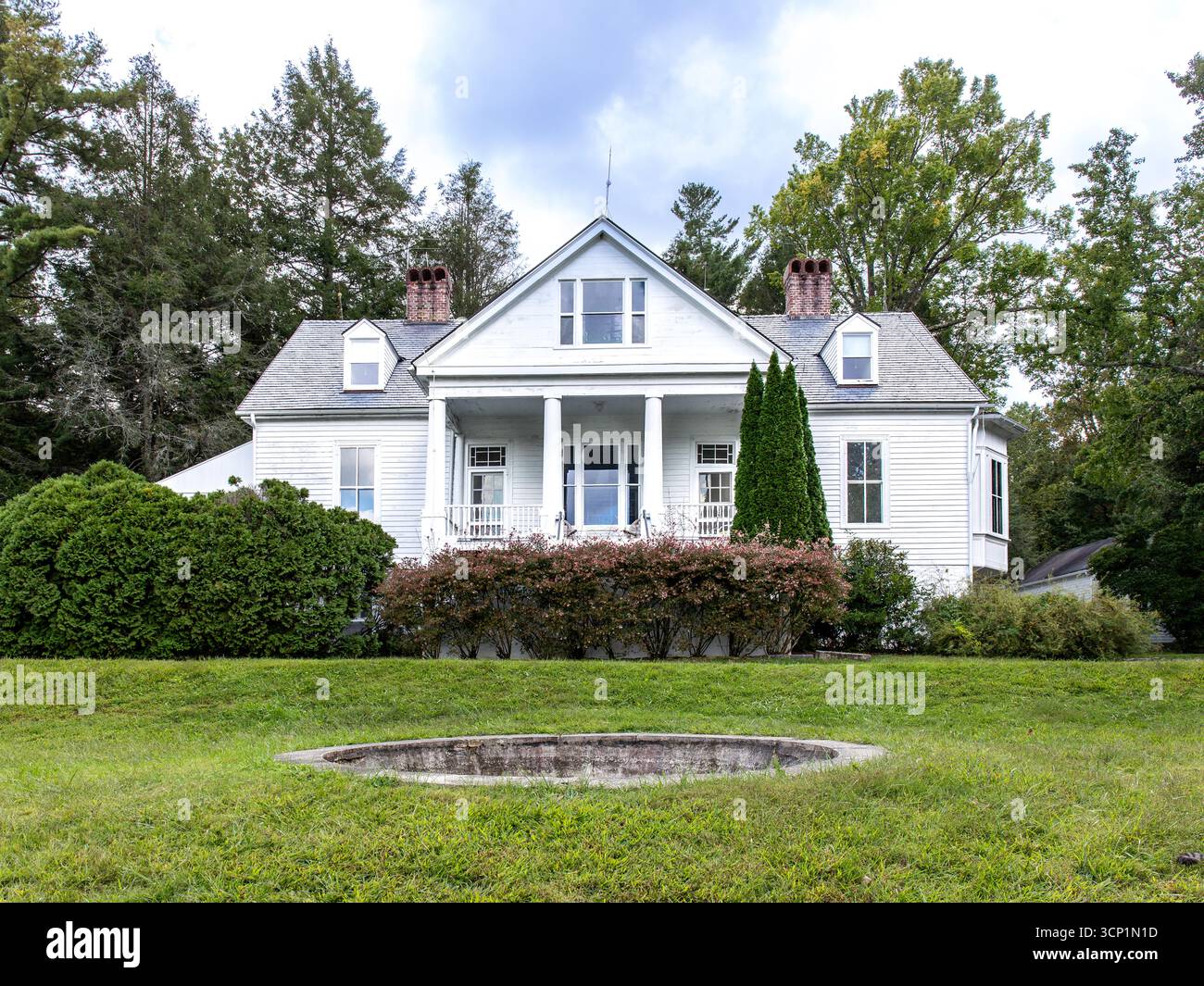 Flat Rock, North Carolina, Stati Uniti - 18 settembre 2025: Vista ravvicinata della casa di Carl Sandburg del 1839, Connemara, Foto Stock