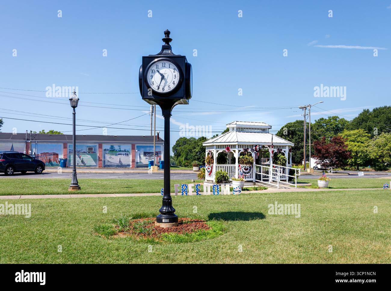 Maiden, North Carolina, USA - 14 luglio 2025: Parco cittadino con gazebo e orologio. Foto Stock