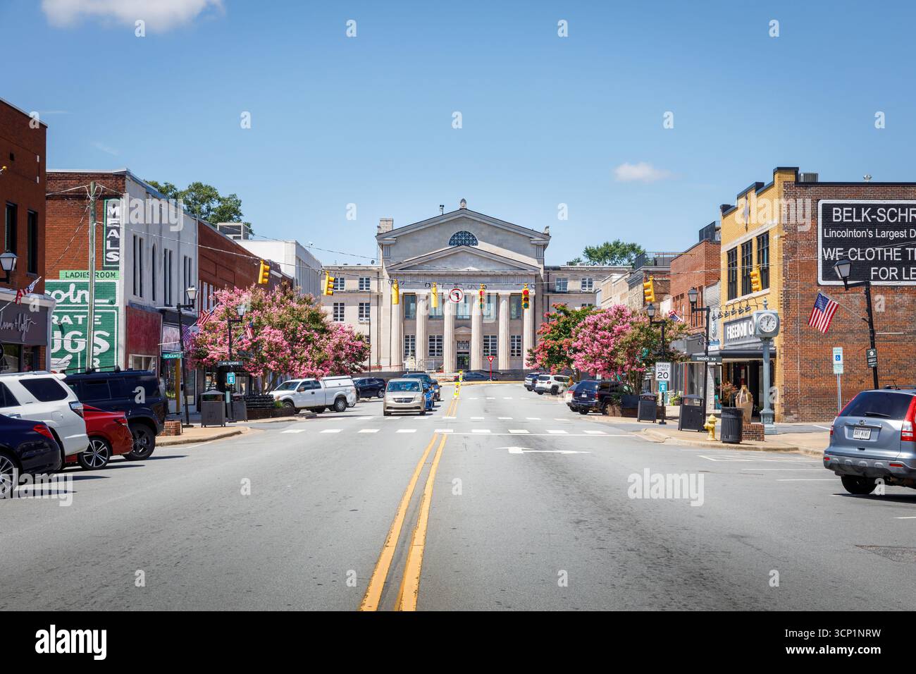 Lincolnton, North Carolina, Stati Uniti d'America - 14 luglio 2025: Ampia vista del tribunale della contea di Lincoln da Main St., con edifici vicino all'Academy St. intersec Foto Stock