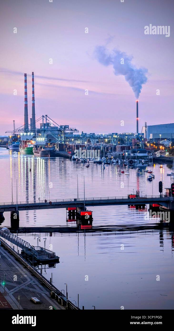 Il fiume Liffey e lo skyline dei Docklands al tramonto, Dublino, Irlanda - Immagine stock catturata con smartphone