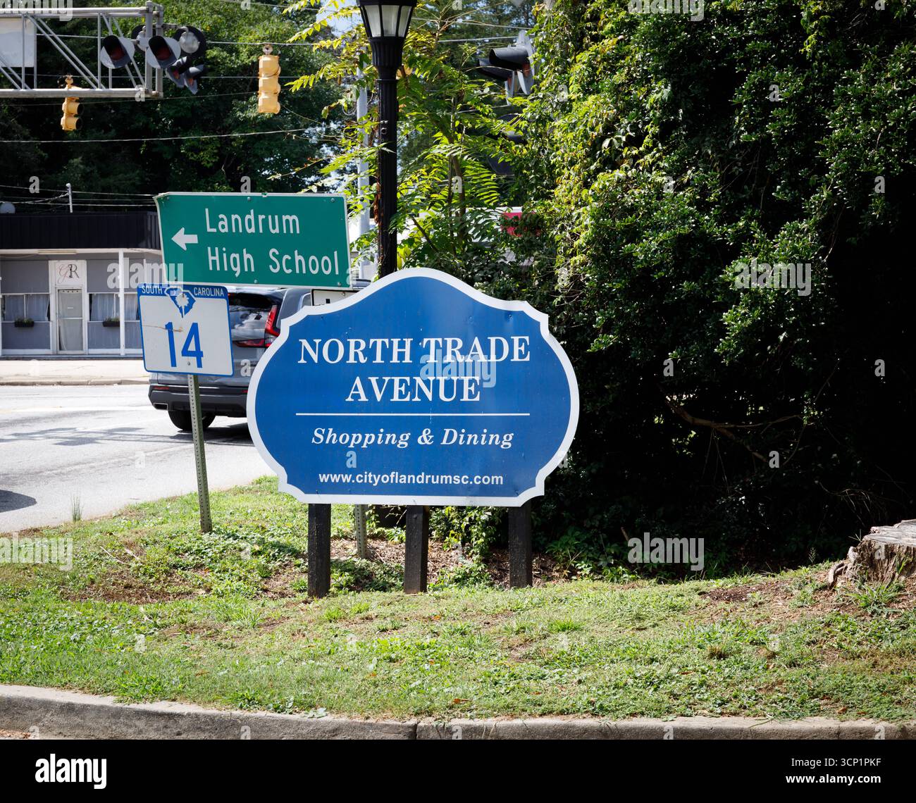Landrum, South Carolina, USA - 7 settembre 2025: Cartello all'angolo tra North Trade Avenue e Main St Foto Stock