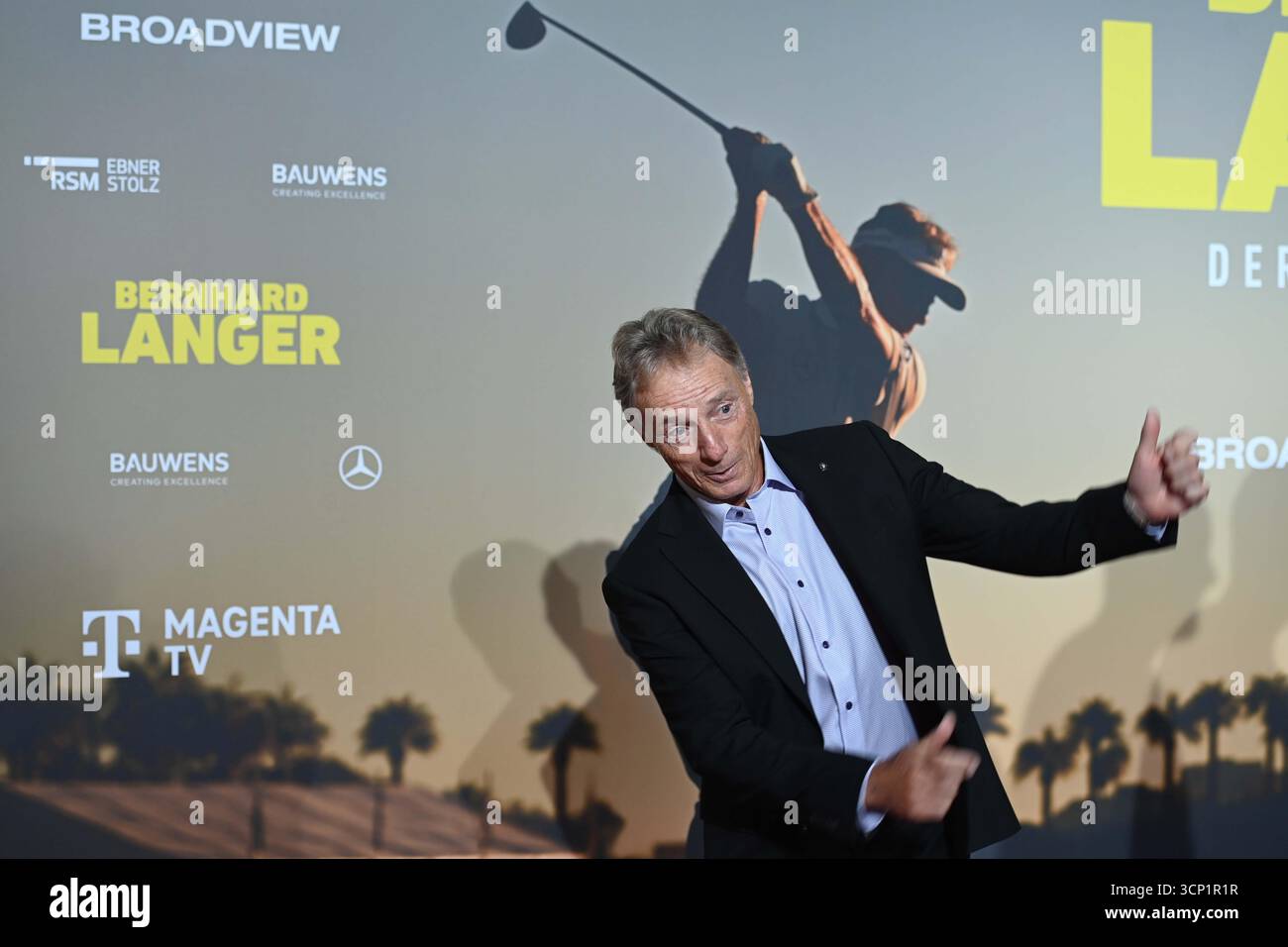 Colonia, Germania. 23 settembre 2025. Bernhard LANGER, golf pro, Red carpet, spettacolo Red carpet, arrivo, arrivo, anteprima cinematografica anteprima cinematografica BERNHARD LANGER - The Eternal Champion su 23.09.2025 al cinema Cinedom di Colonia, credito: dpa/Alamy Live News Foto Stock