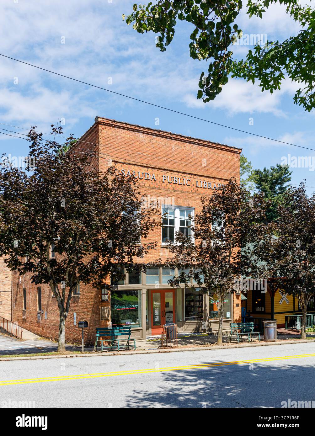 Saluda, Carolina del Nord, USA - 7 settembre 2025: Edificio che ospita la Biblioteca pubblica di Saluda sulla Main Street. Giornata soleggiata e blu del cielo. Foto Stock