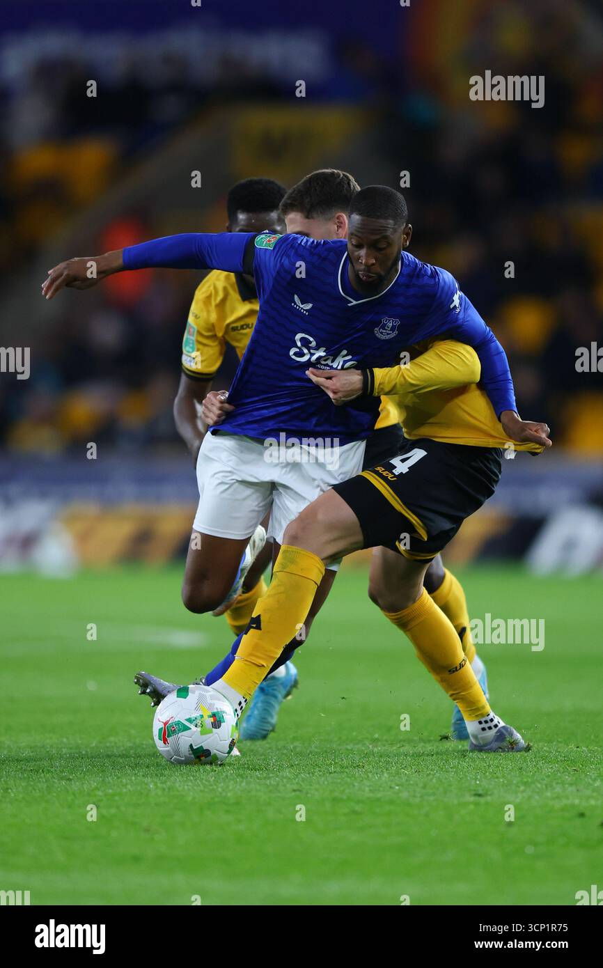Wolverhampton, Regno Unito. 23 settembre 2025. Beto di Everton e Santiago Bueno di Wolverhampton Wanderers durante la partita Wolverhampton Wanderers vs Everton Carabao Cup a Molineux, Wolverhampton. Il credito per immagini dovrebbe essere: James Baylis/Sportimage Credit: Sportimage Ltd/Alamy Live News Foto Stock