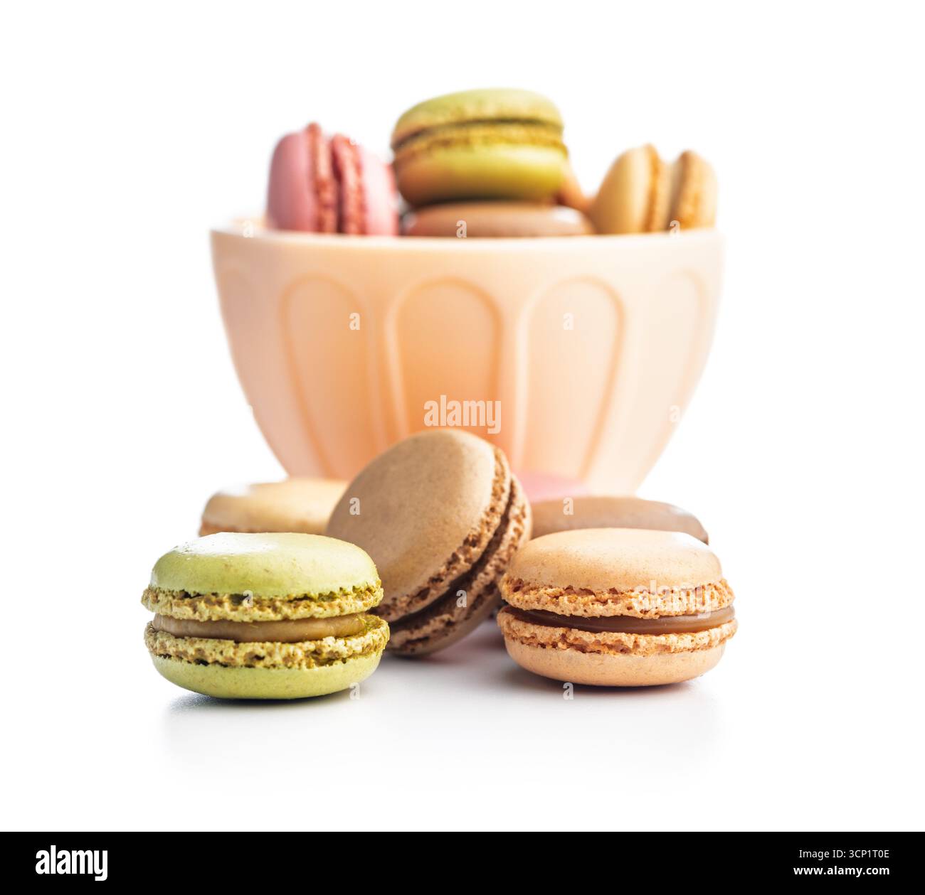 Diversi gusti di macaron. Macaron colorati isolati su sfondo bianco. Foto Stock