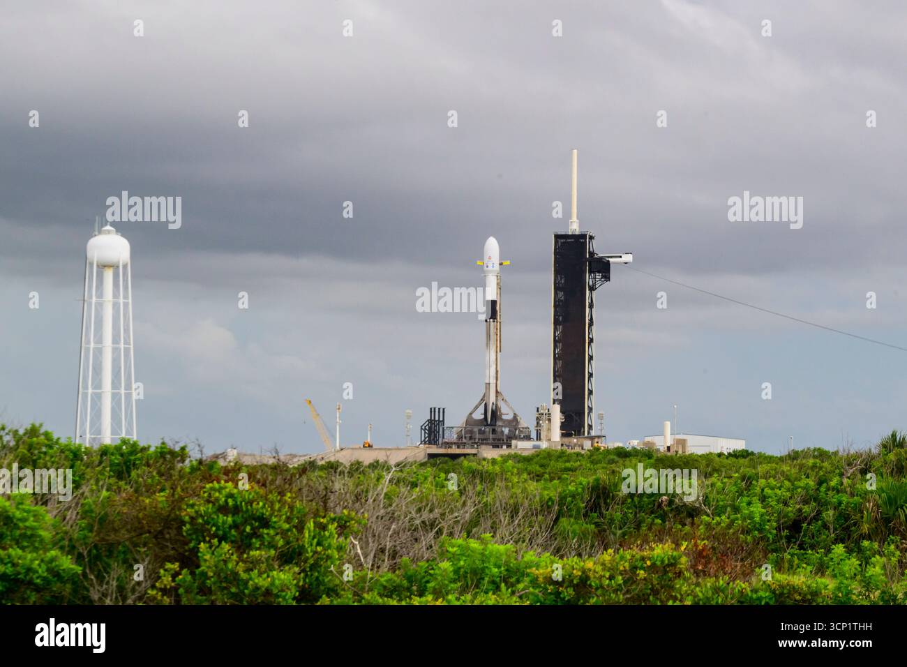 Merritt Island, Florida, Stati Uniti. 23 settembre 2025. Un razzo Falcon 9 SpaceX si trova sul Launch Complex 39A (LC-39A) al Kennedy Space Center della NASA, in Florida, il 23 settembre 2025, in vista del lancio previsto della missione IMAP della NASA il 24 settembre 2025 alle 7:30 del mattino EDT. Il razzo trasporterà più carichi utili, tra cui la sonda Interstellar Mapping and Acceleration Probe (IMAP) della NASA, l'Osservatorio Carruthers Geocorona e il satellite Space Weather Follow-on L1 del NOAA. IMAP studierà come il vento solare interagisce con il mezzo interstellare. (Credit Image: © Jennifer Briggs/ZUMA Press Wire) EDITORIALE USA Foto Stock