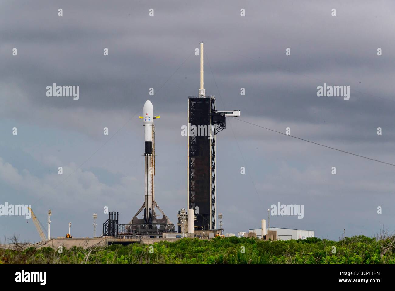 Merritt Island, Florida, Stati Uniti. 23 settembre 2025. Un razzo Falcon 9 SpaceX si trova sul Launch Complex 39A (LC-39A) al Kennedy Space Center della NASA, in Florida, il 23 settembre 2025, in vista del lancio previsto della missione IMAP della NASA il 24 settembre 2025 alle 7:30 del mattino EDT. Il razzo trasporterà più carichi utili, tra cui la sonda Interstellar Mapping and Acceleration Probe (IMAP) della NASA, l'Osservatorio Carruthers Geocorona e il satellite Space Weather Follow-on L1 del NOAA. IMAP studierà come il vento solare interagisce con il mezzo interstellare. (Credit Image: © Jennifer Briggs/ZUMA Press Wire) EDITORIALE USA Foto Stock