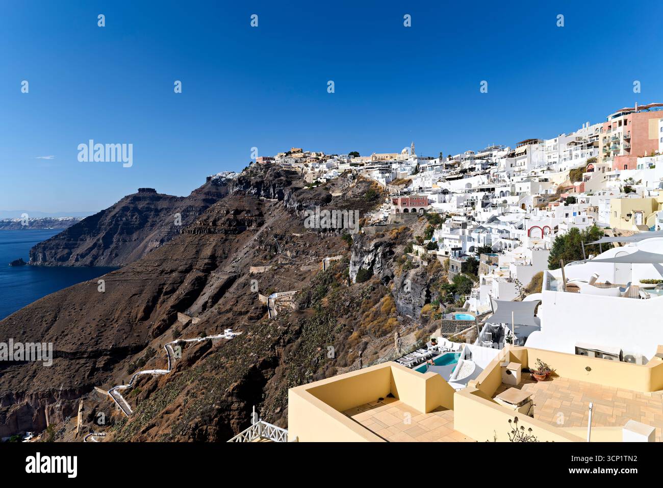 Santorini Grecia. Fira. Vista della città sulla scogliera e la caldera sottostante Foto Stock